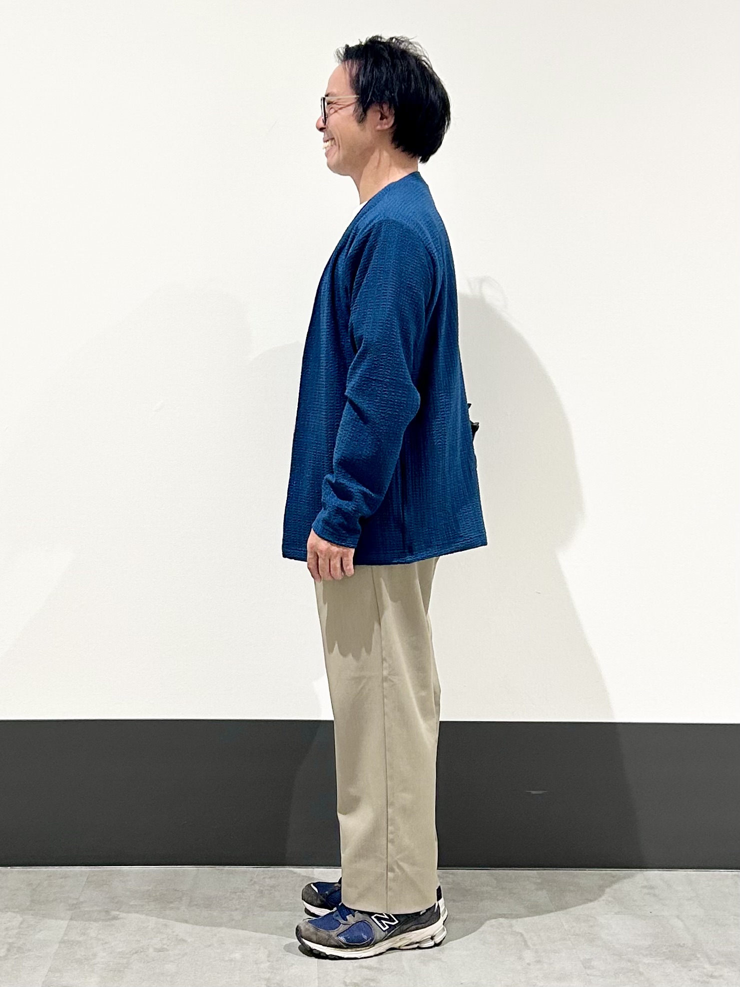 KENJI Iさんの「THE SHOP TK｜【2点セット／洗濯機OK】長袖カーディガン+半袖Tシャツ」を使ったコーディネート