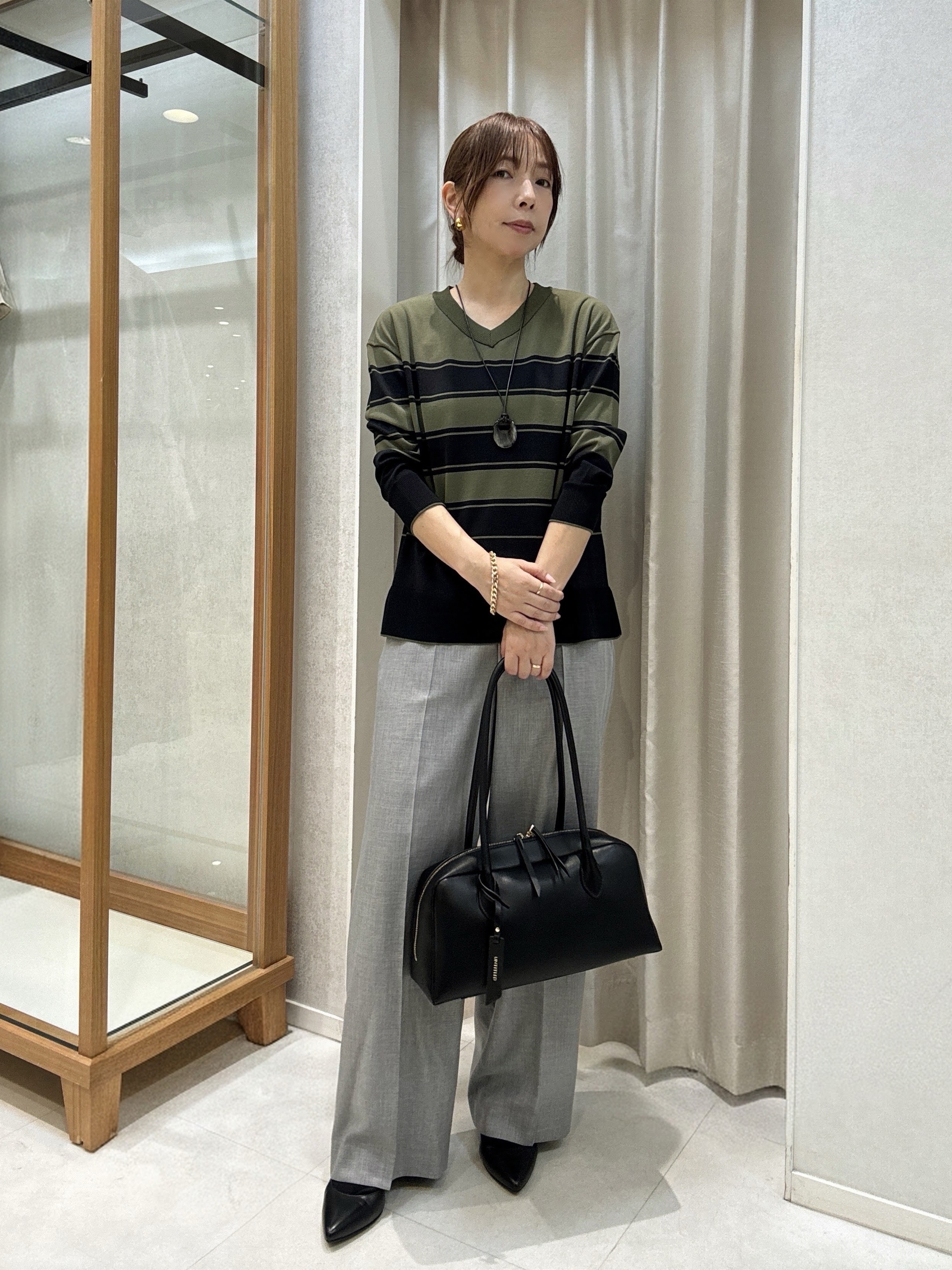 tomoさんの「UNTITLED｜【顔周りすっきり/体型カバー】ドライタッチVネックニットプルオーバー」を使ったコーディネート