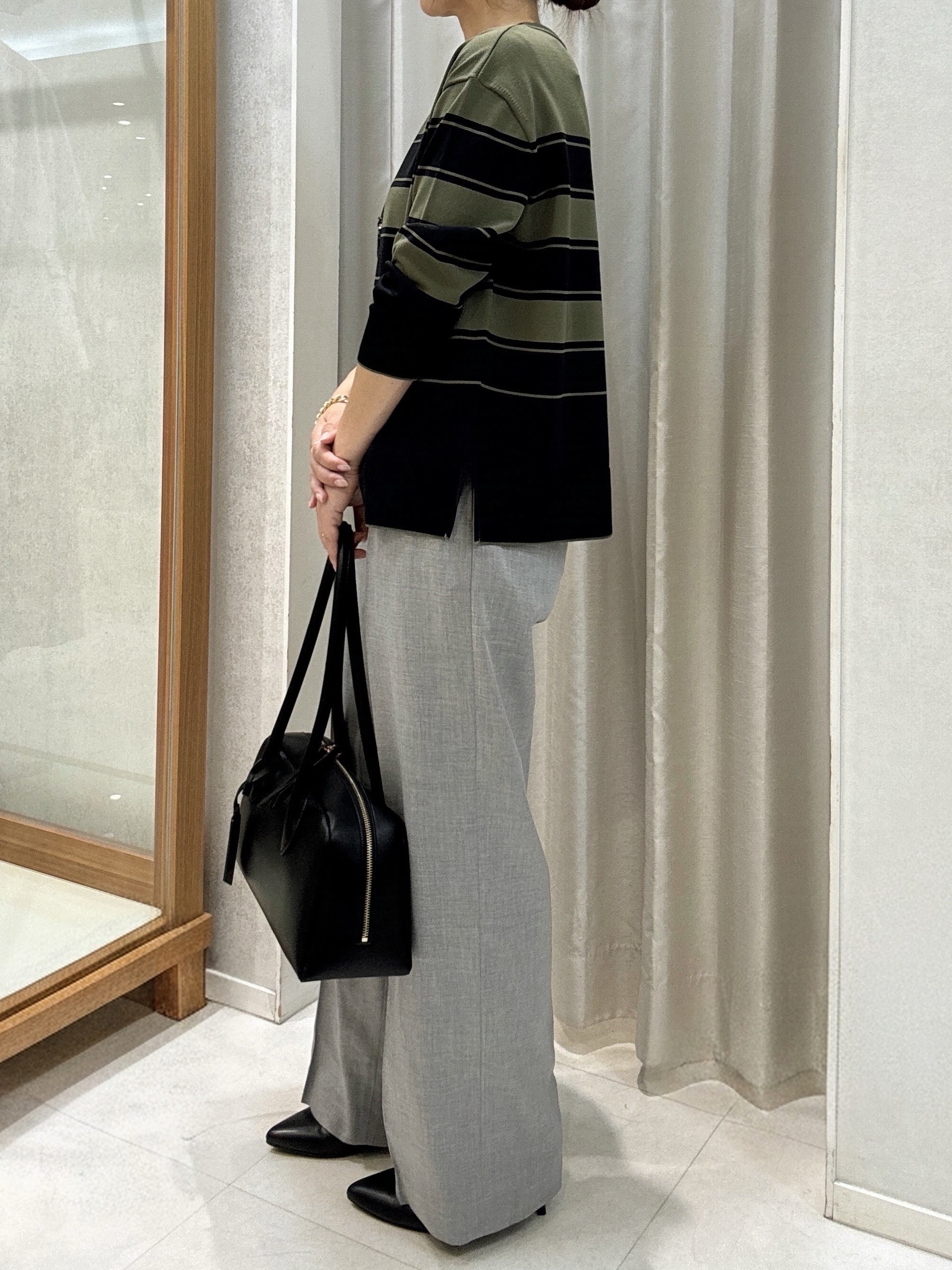 tomoさんの「UNTITLED｜【顔周りすっきり/体型カバー】ドライタッチVネックニットプルオーバー」を使ったコーディネート