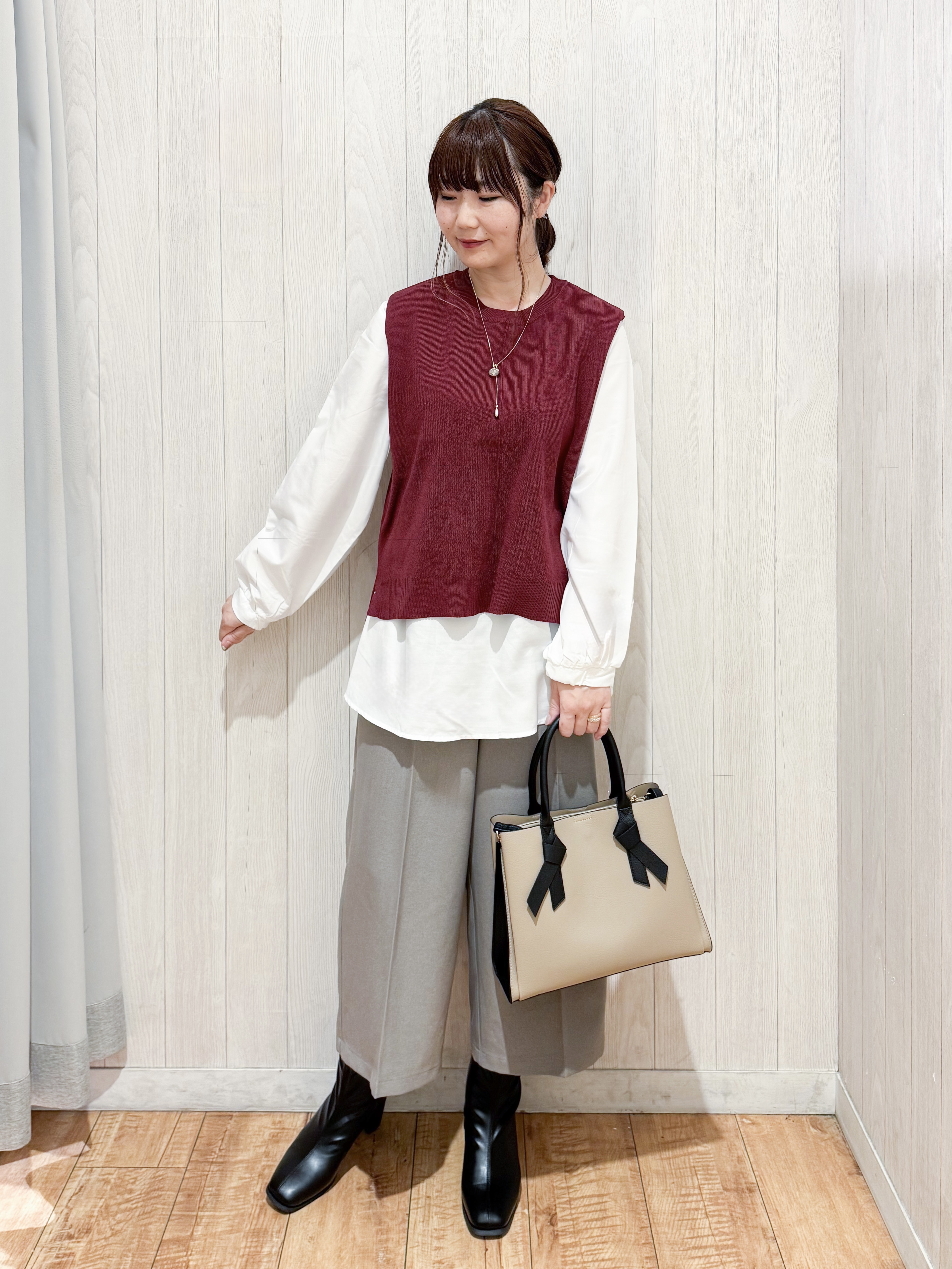 愛さんの「SHOO･LA･RUE｜【2点セット/S-LL】着回し自在 スポンディッシュニットベスト＆フレアシャツ」を使ったコーディネート