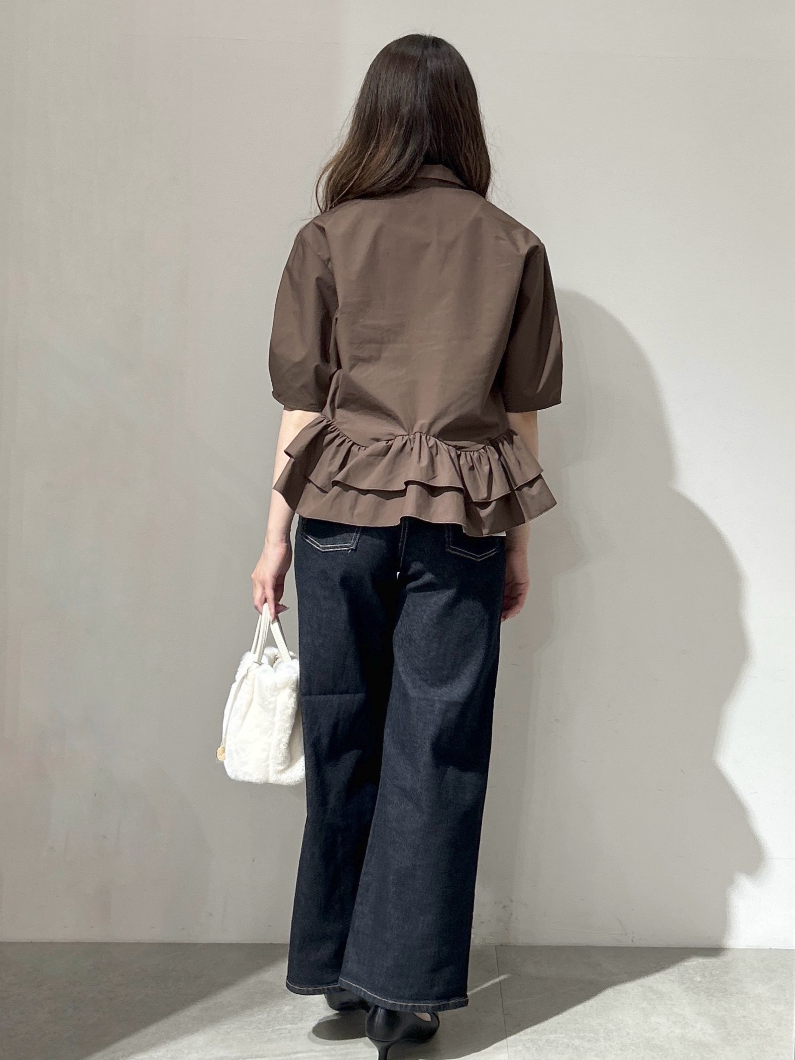 yuikaさんの「OPAQUE.CLIP｜【森絵梨佳さん着用】裾ラッフルデザインブラウス《洗濯機OK》」を使ったコーディネート