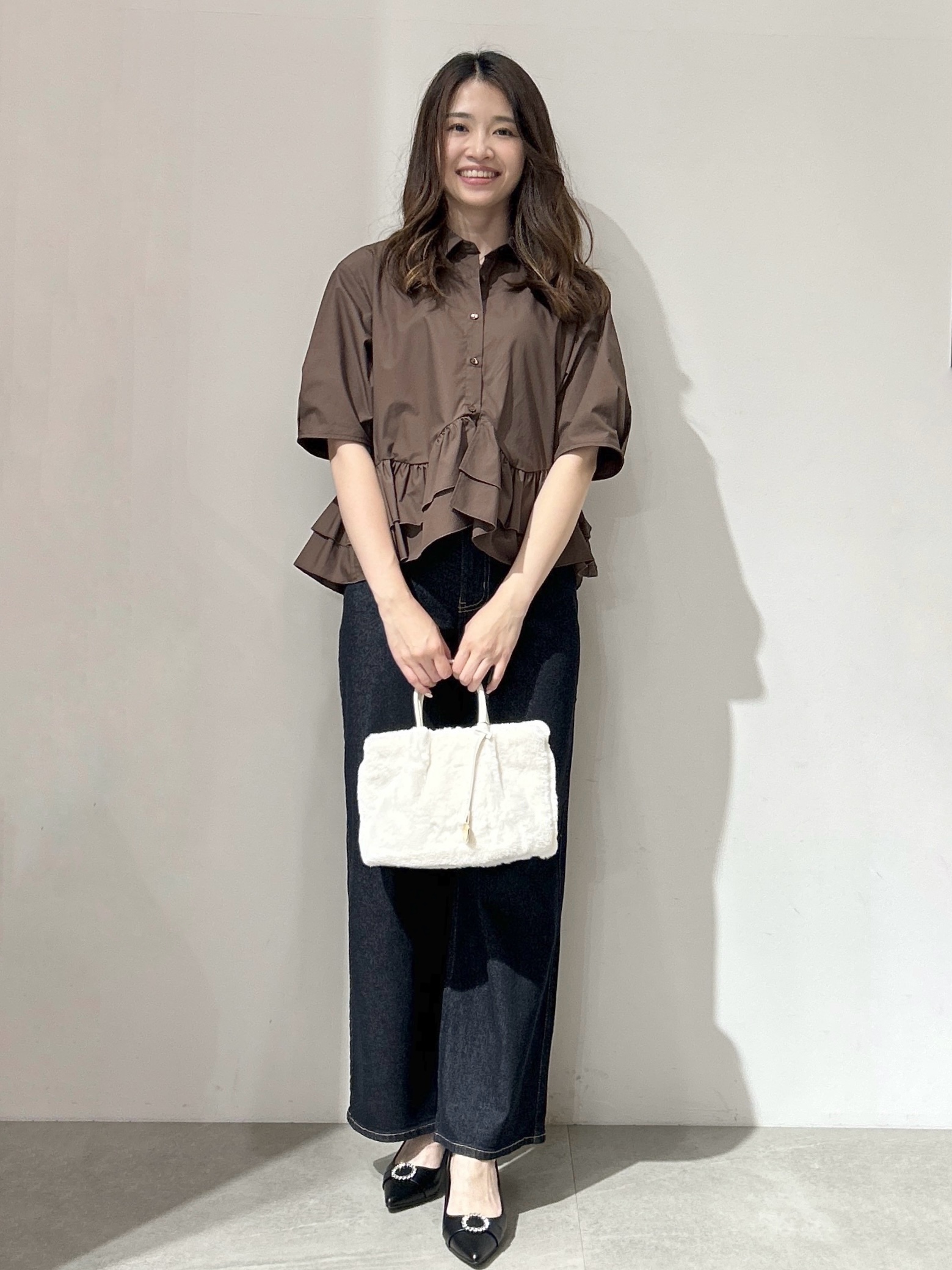 yuikaさんの「OPAQUE.CLIP｜【森絵梨佳さん着用】裾ラッフルデザインブラウス《洗濯機OK》」を使ったコーディネート