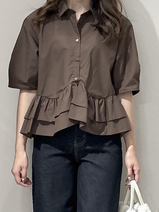 yuikaさんの「OPAQUE.CLIP｜【森絵梨佳さん着用】裾ラッフルデザインブラウス《洗濯機OK》」を使ったコーディネート