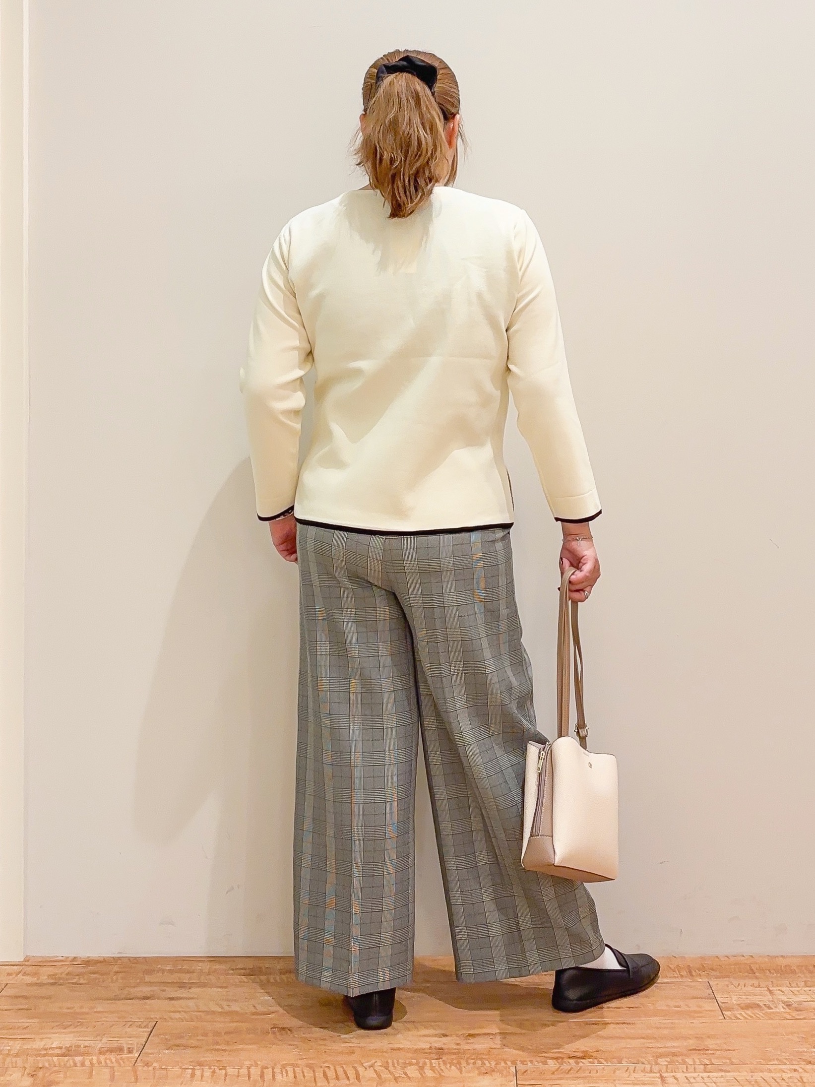 naoさんの「SHOO･LA･RUE｜【洗濯機可/S-LL】抜け感ある着こなしに 金ボタン付き スポンディッシュ クルーネックニット」を使ったコーディネート