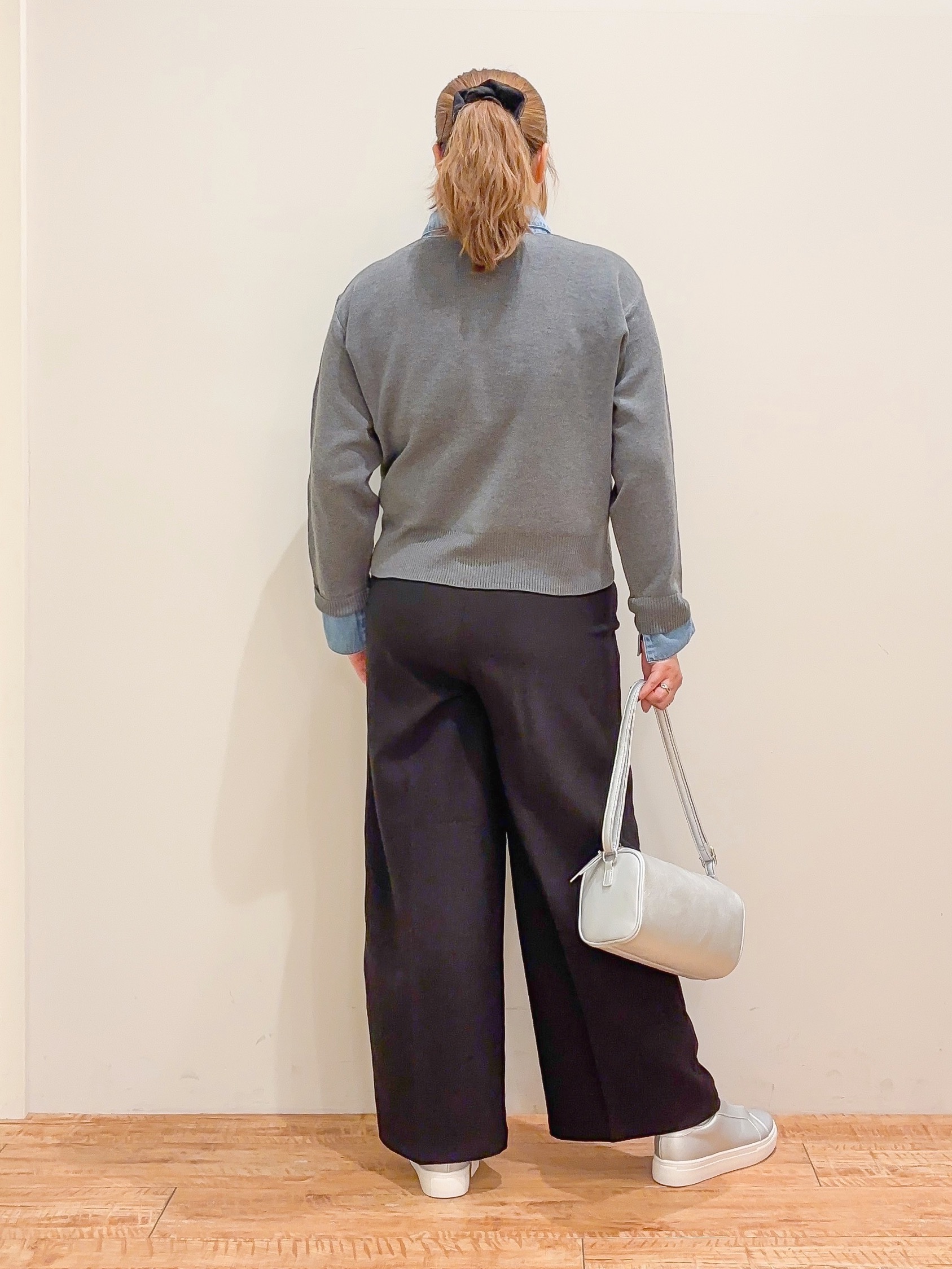 naoさんの「SHOO･LA･RUE｜【S-LL/洗濯機可】デニム／チェック切替でこなれ見え 金ボタンニットカーディガン」を使ったコーディネート
