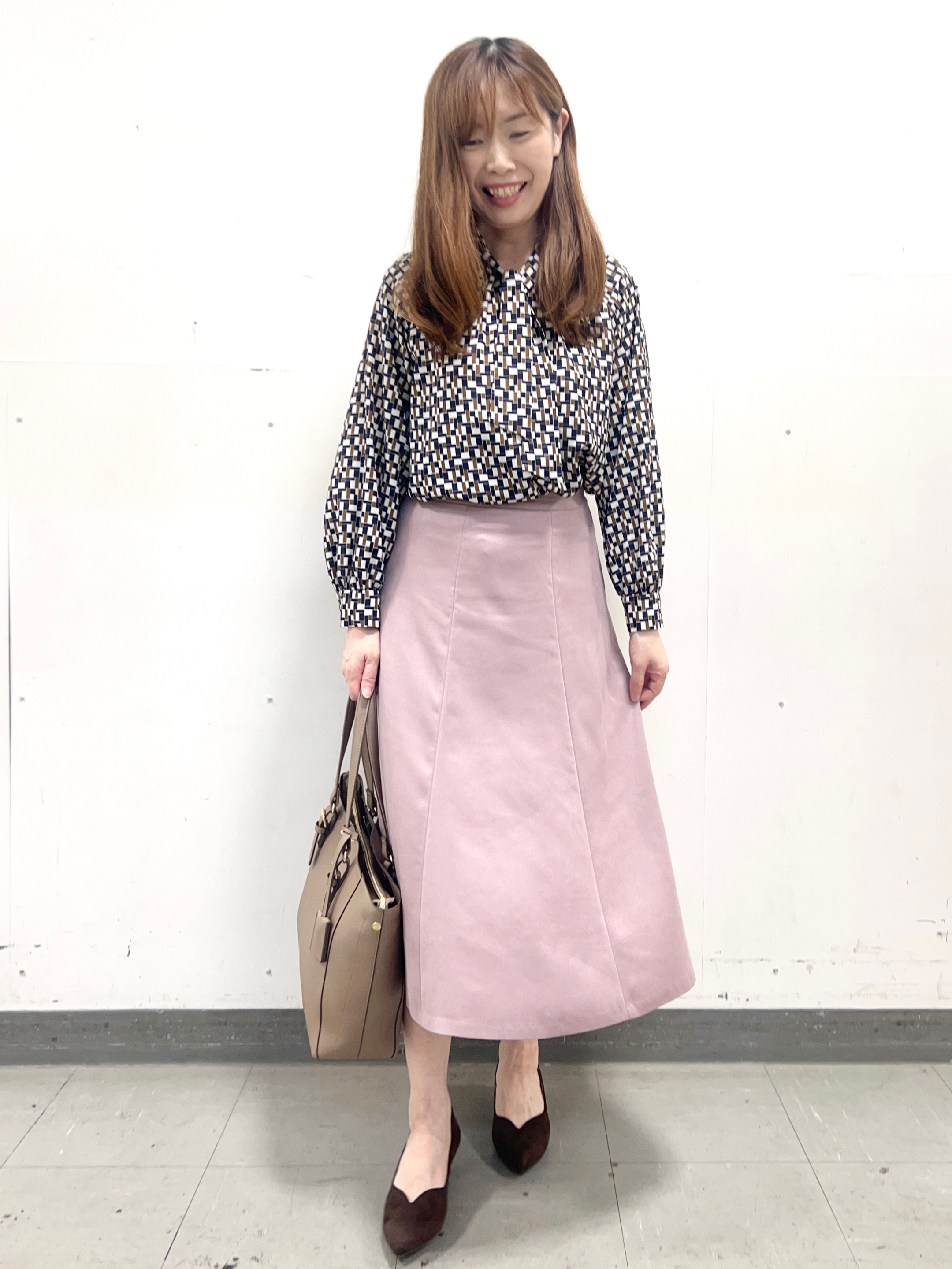 yuさんの「Reflect｜【SS-4Lサイズ／セットアップ】幾何柄プリント ボウタイデザインブラウス」を使ったコーディネート