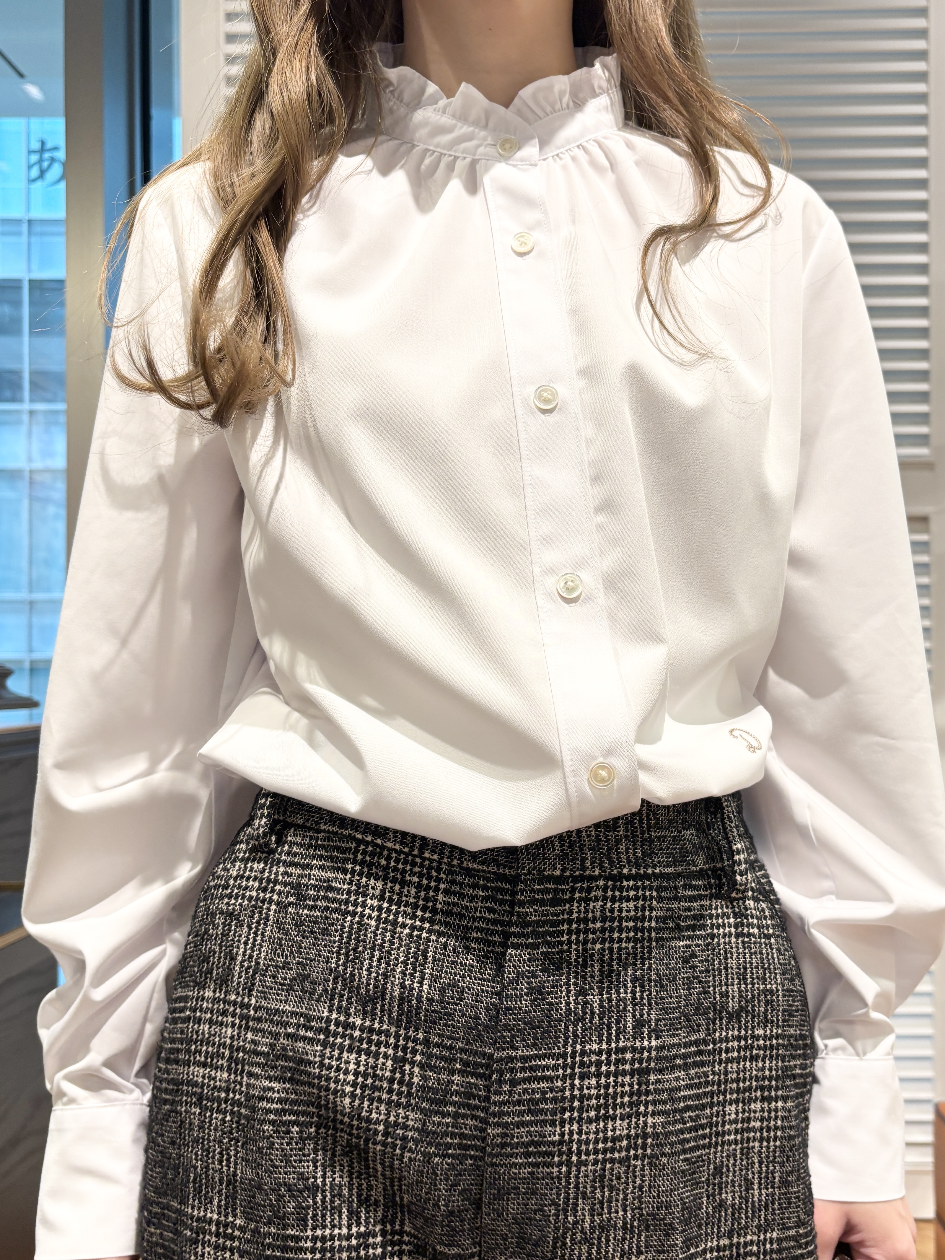 清水夏姫さんの「DRESSTERIOR｜【オケージョン対応】スタンドフリルシャツ」を使ったコーディネート