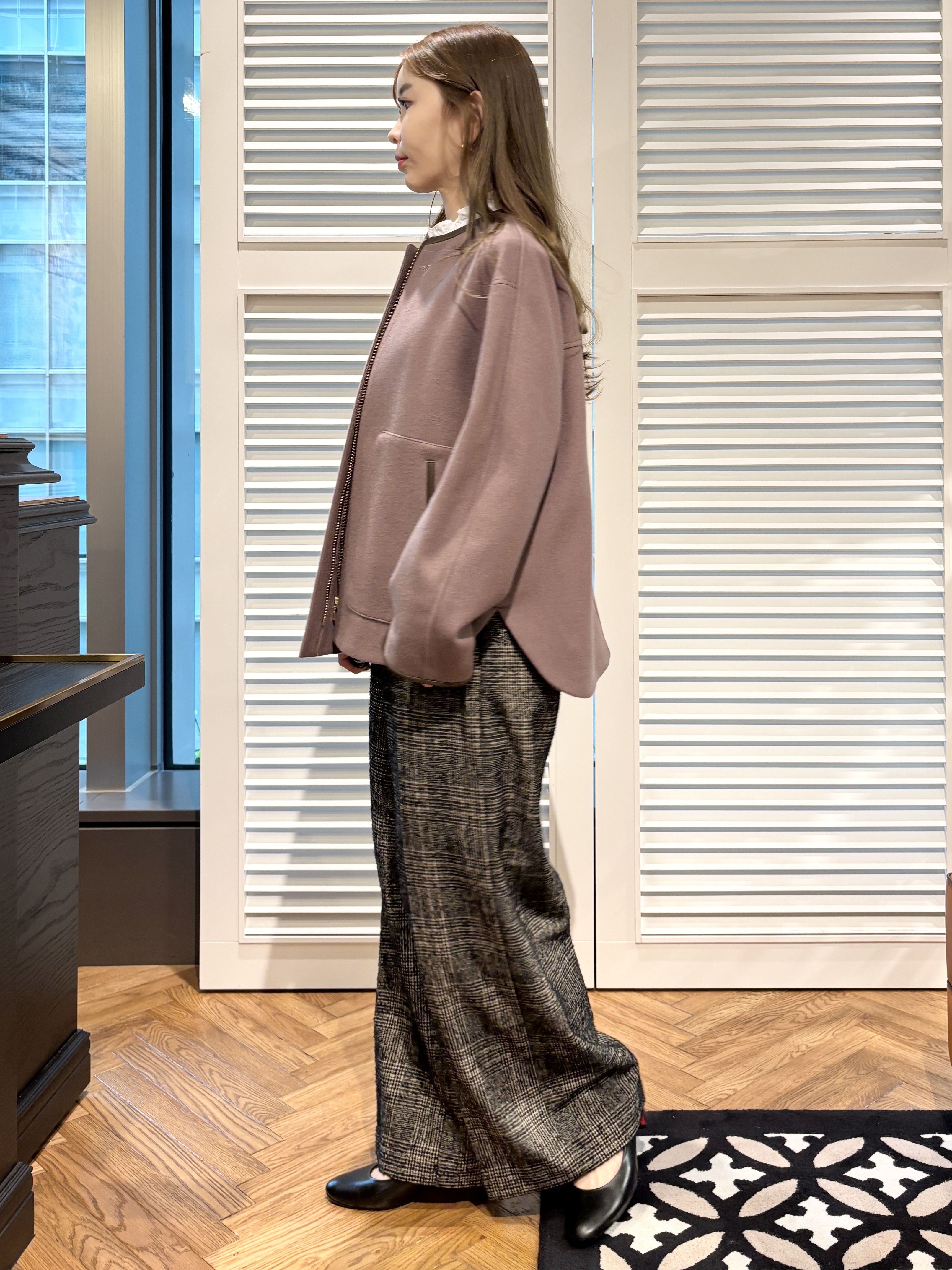 清水夏姫さんの「DRESSTERIOR｜【オケージョン対応】スタンドフリルシャツ」を使ったコーディネート