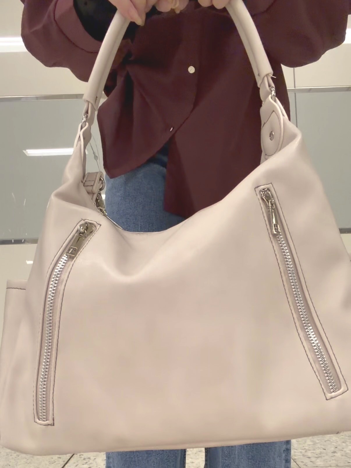 ひよりん⭐️さんの「SHOO･LA･RUE｜【洗濯後しわになりにくい/S-LL】こなれ見え ゆるっと キーネック金ボタンポケットシャツ」を使ったコーディネート