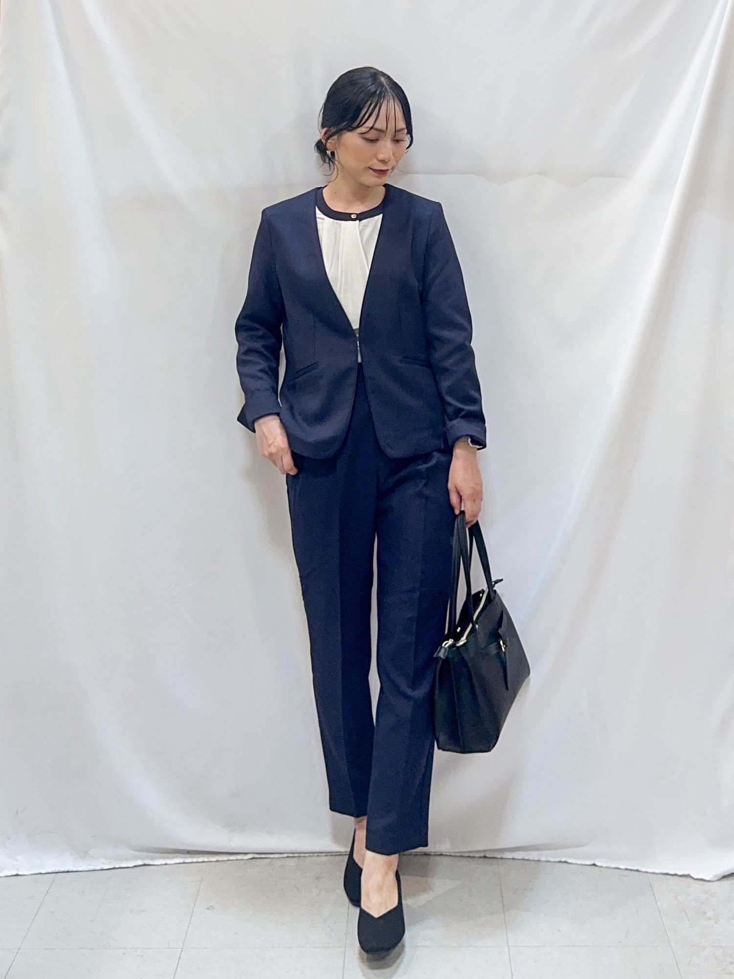𝐇𝐢𝐫𝐨𝐦𝐢さんの「SHOO･LA･RUE｜【セットアップ可/通勤/洗濯機可/SS-LL】女性らしく決まる カラーレスジャケット」を使ったコーディネート