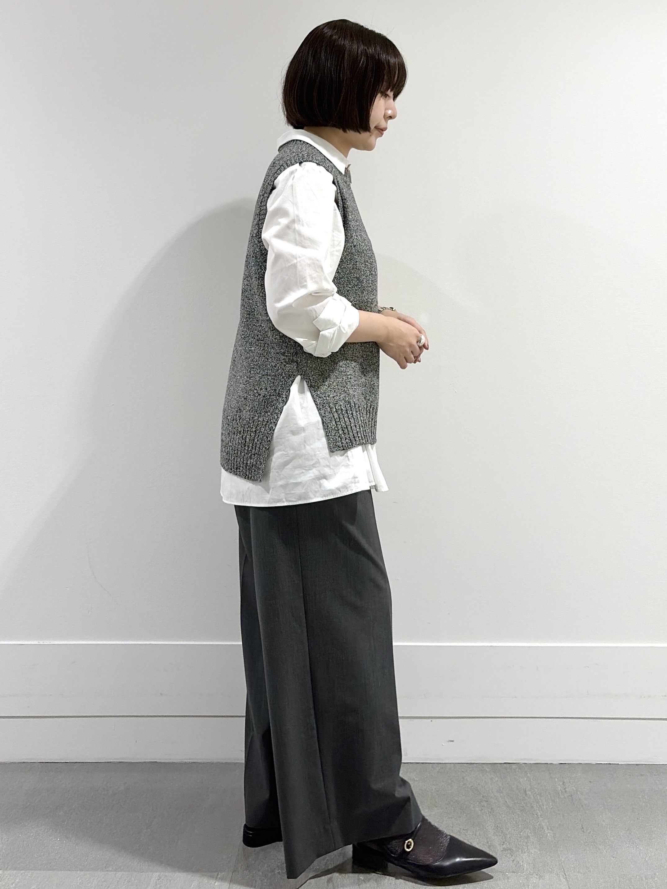 モエカさんの「UNTITLED｜【5色展開/手洗い可】ローシルクウールニットベスト」を使ったコーディネート