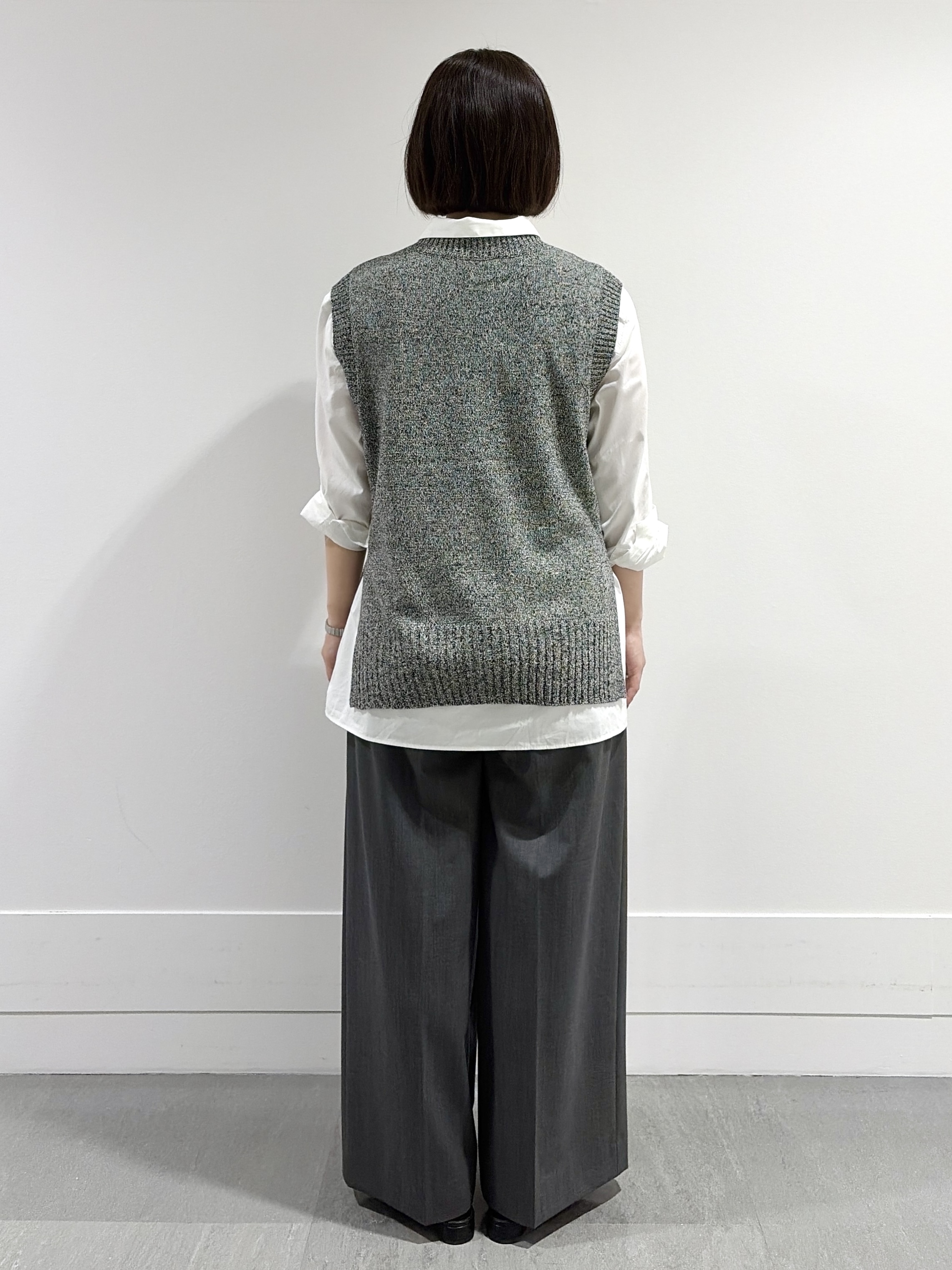 モエカさんの「UNTITLED｜【5色展開/手洗い可】ローシルクウールニットベスト」を使ったコーディネート
