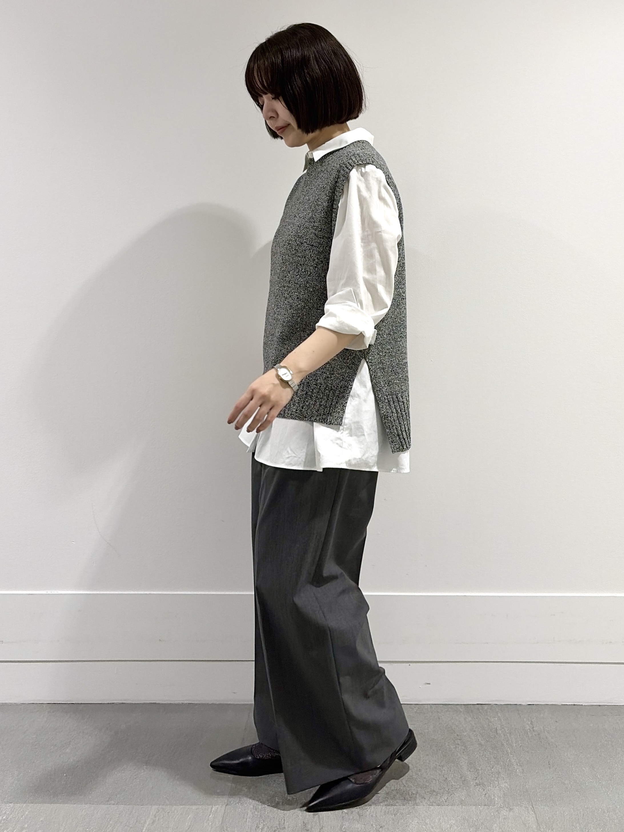 モエカさんの「UNTITLED｜【5色展開/手洗い可】ローシルクウールニットベスト」を使ったコーディネート