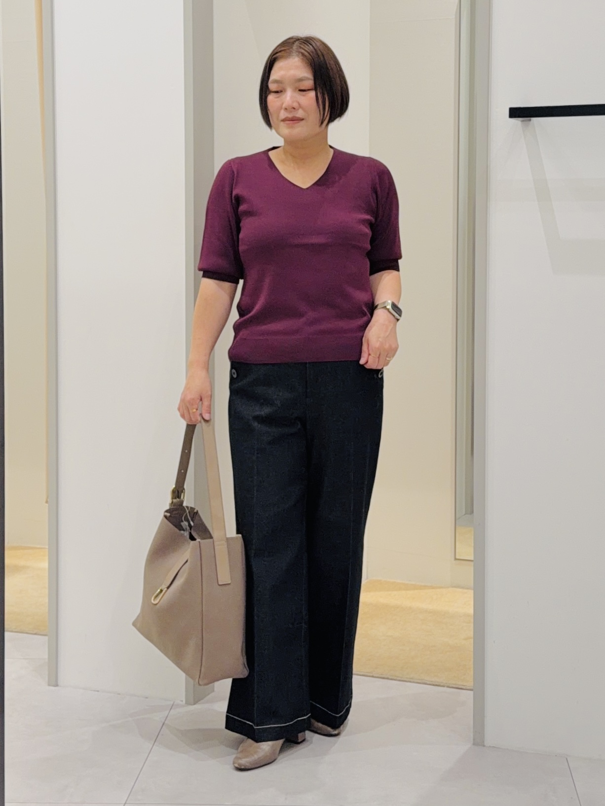 タナさんの「THE SHOP TK｜【秋始めにちょうどいい/毛玉防止】すっきりVネック秋色6分袖ニット」を使ったコーディネート