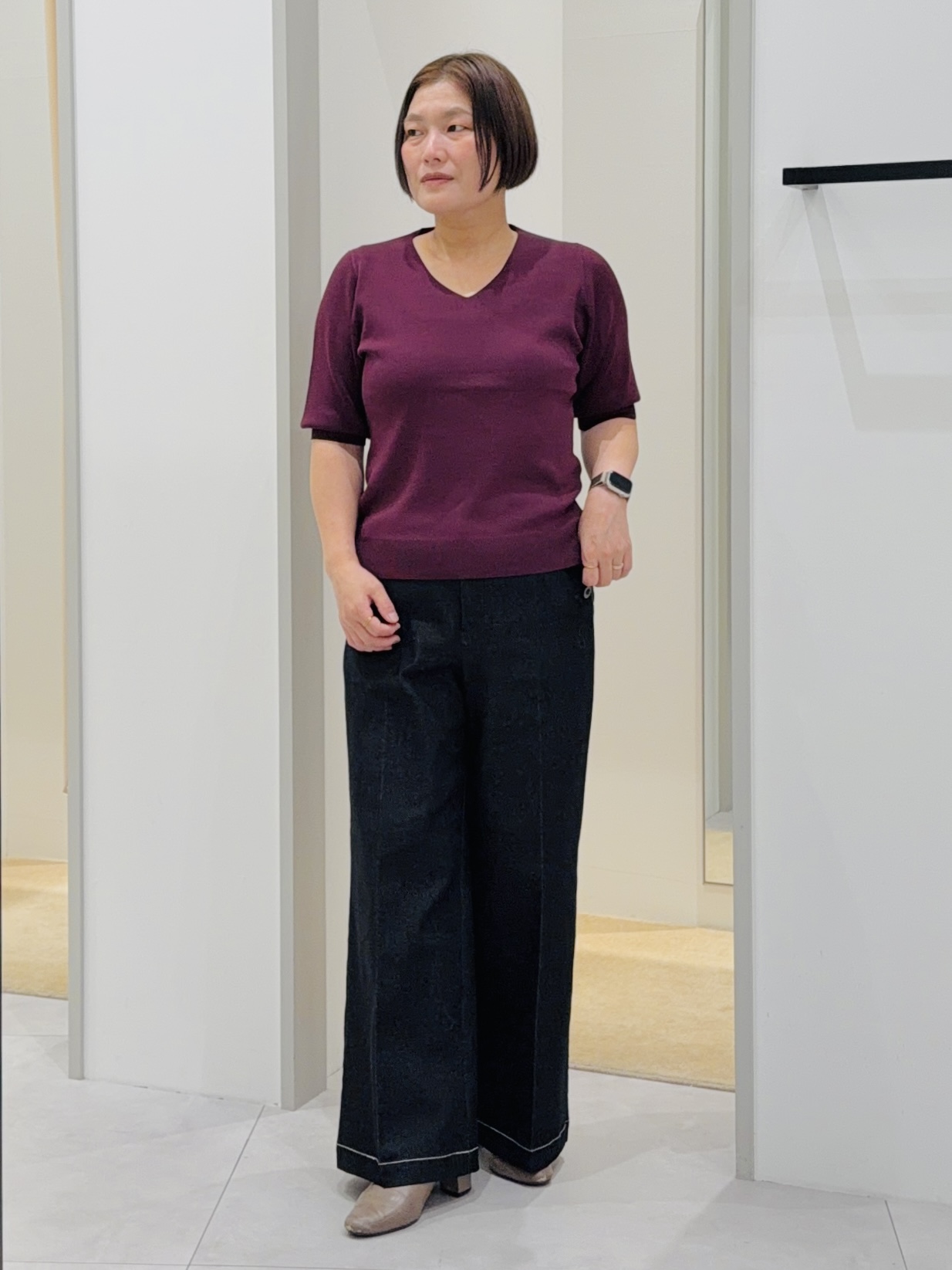 タナさんの「THE SHOP TK｜【秋始めにちょうどいい/毛玉防止】すっきりVネック秋色6分袖ニット」を使ったコーディネート