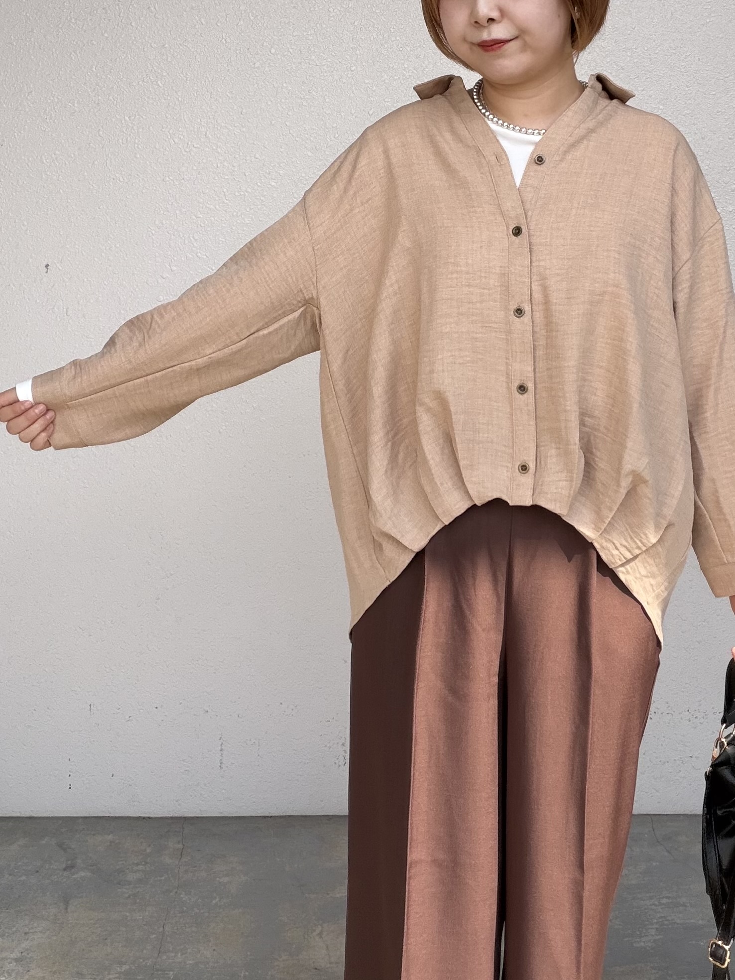 ひらしーさんの「SHOO･LA･RUE｜【洗濯後しわになりにくい/インしてる風】1枚で着映える裾タックシャツ」を使ったコーディネート