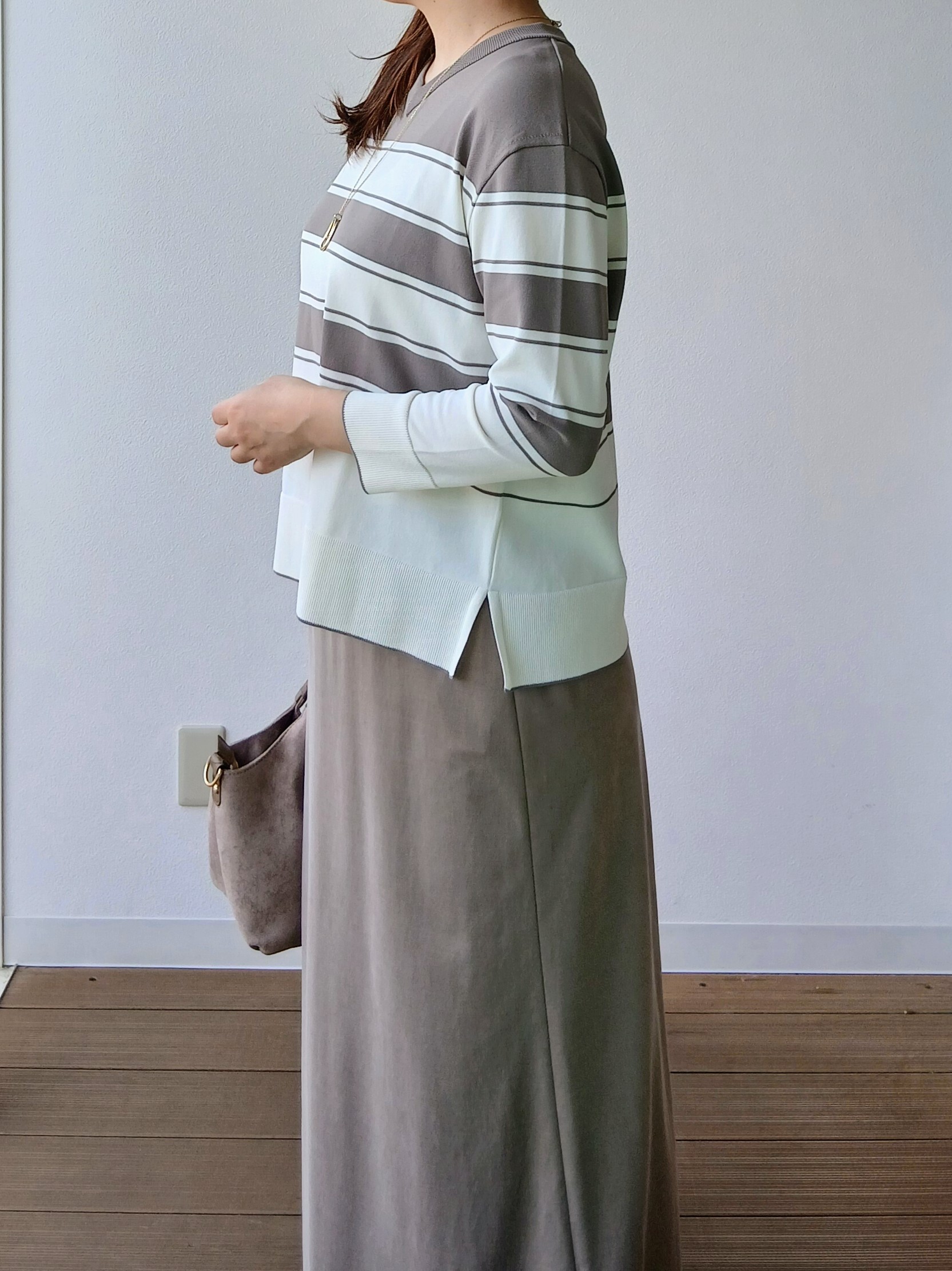 なみきさんの「UNTITLED｜【顔周りすっきり/体型カバー】ドライタッチVネックニットプルオーバー」を使ったコーディネート