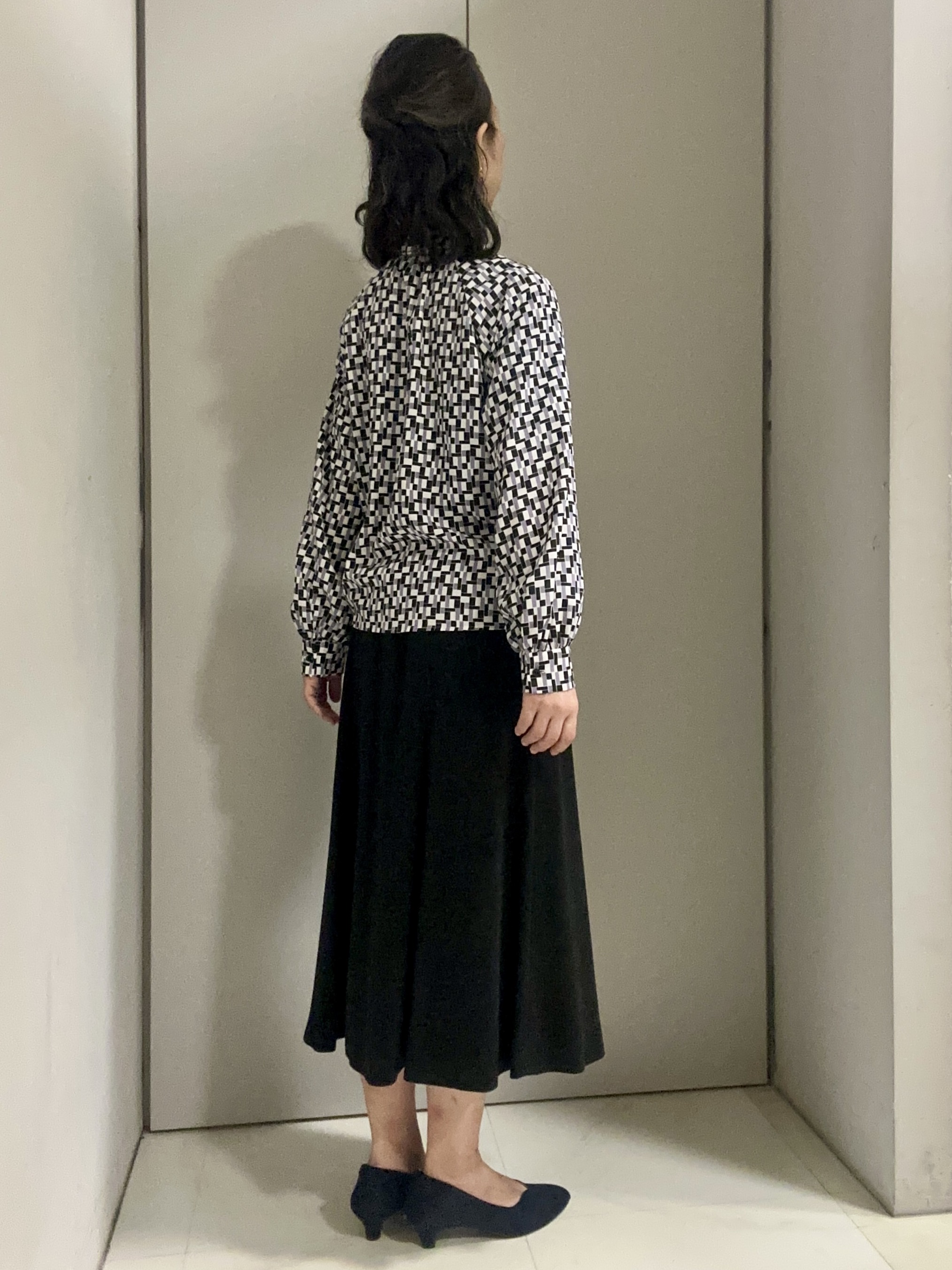 Kouさんの「Reflect｜【SS-4Lサイズ／セットアップ】幾何柄プリント ボウタイデザインブラウス」を使ったコーディネート