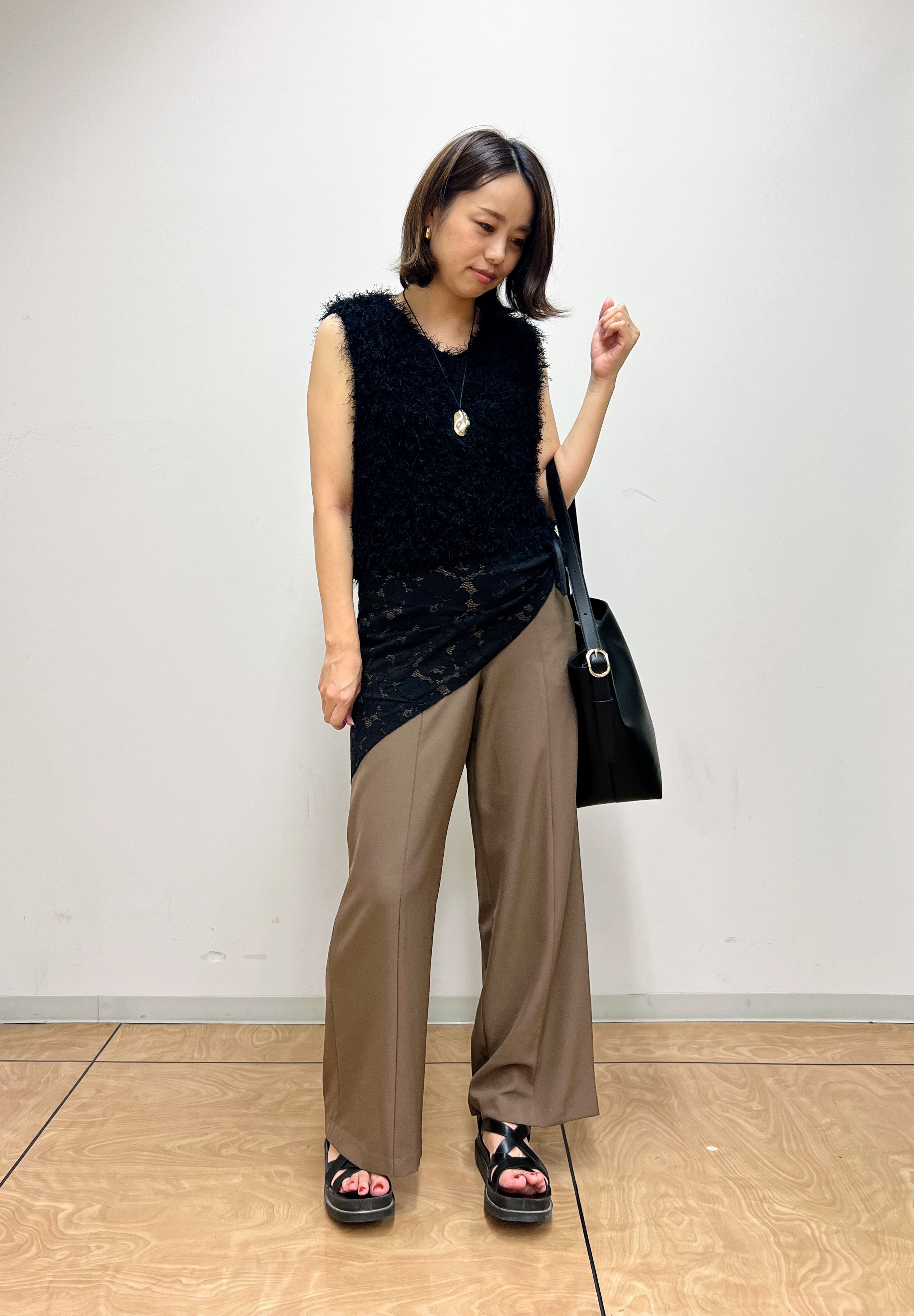 レイさんの「INDIVI｜【洗える】ファンシーヤーンVネックニットベスト」を使ったコーディネート