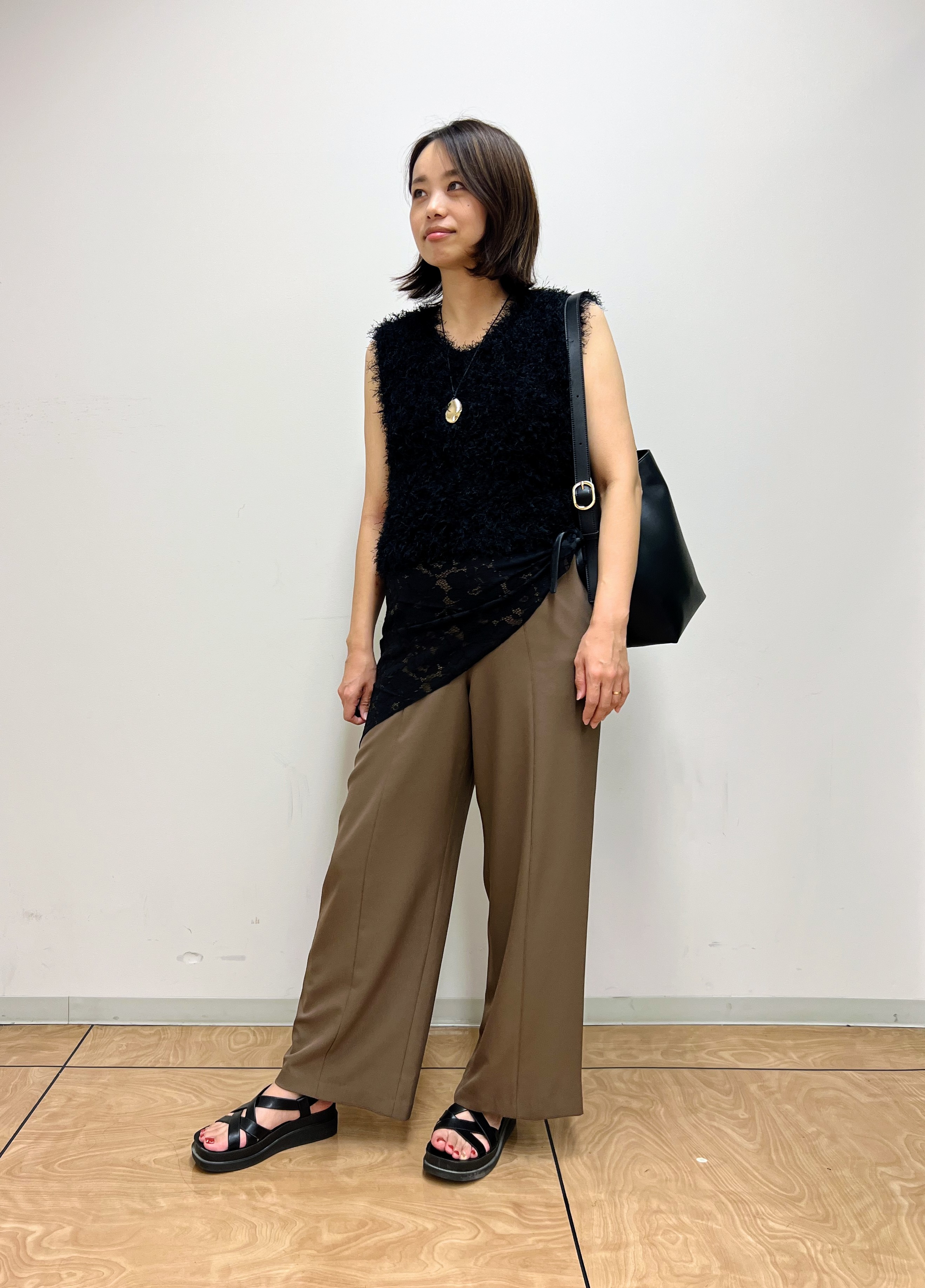 レイさんの「INDIVI｜【洗える】ファンシーヤーンVネックニットベスト」を使ったコーディネート