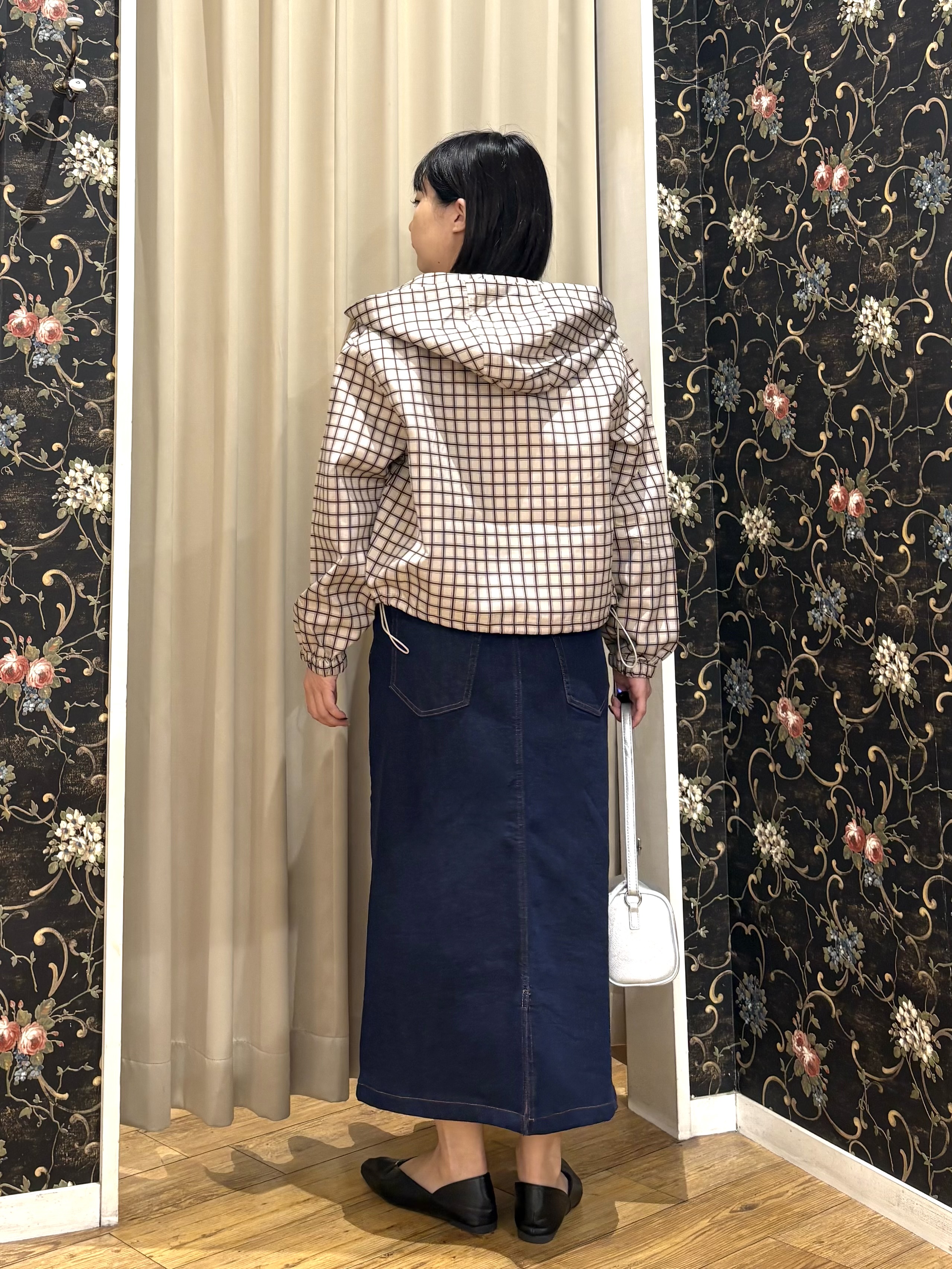 ネリさんの「SHOO･LA･RUE｜【UV/S-LL/洗濯機可】大人上品 ロゴプリントロンT」を使ったコーディネート