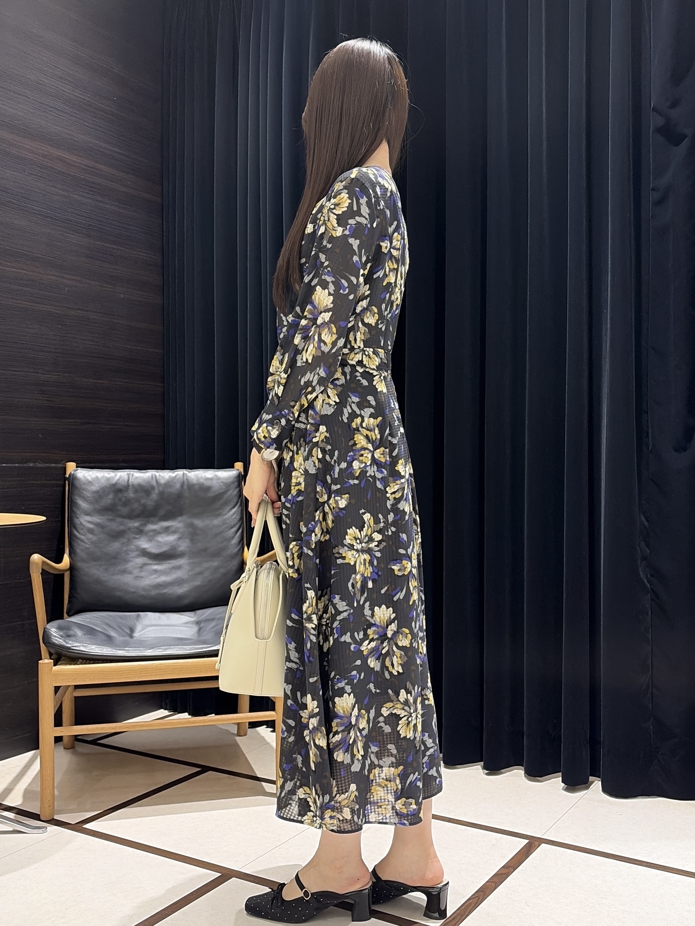 岡田美詩さんの「UNTITLED｜【秋映え/花柄】フラワープリントワンピース」を使ったコーディネート
