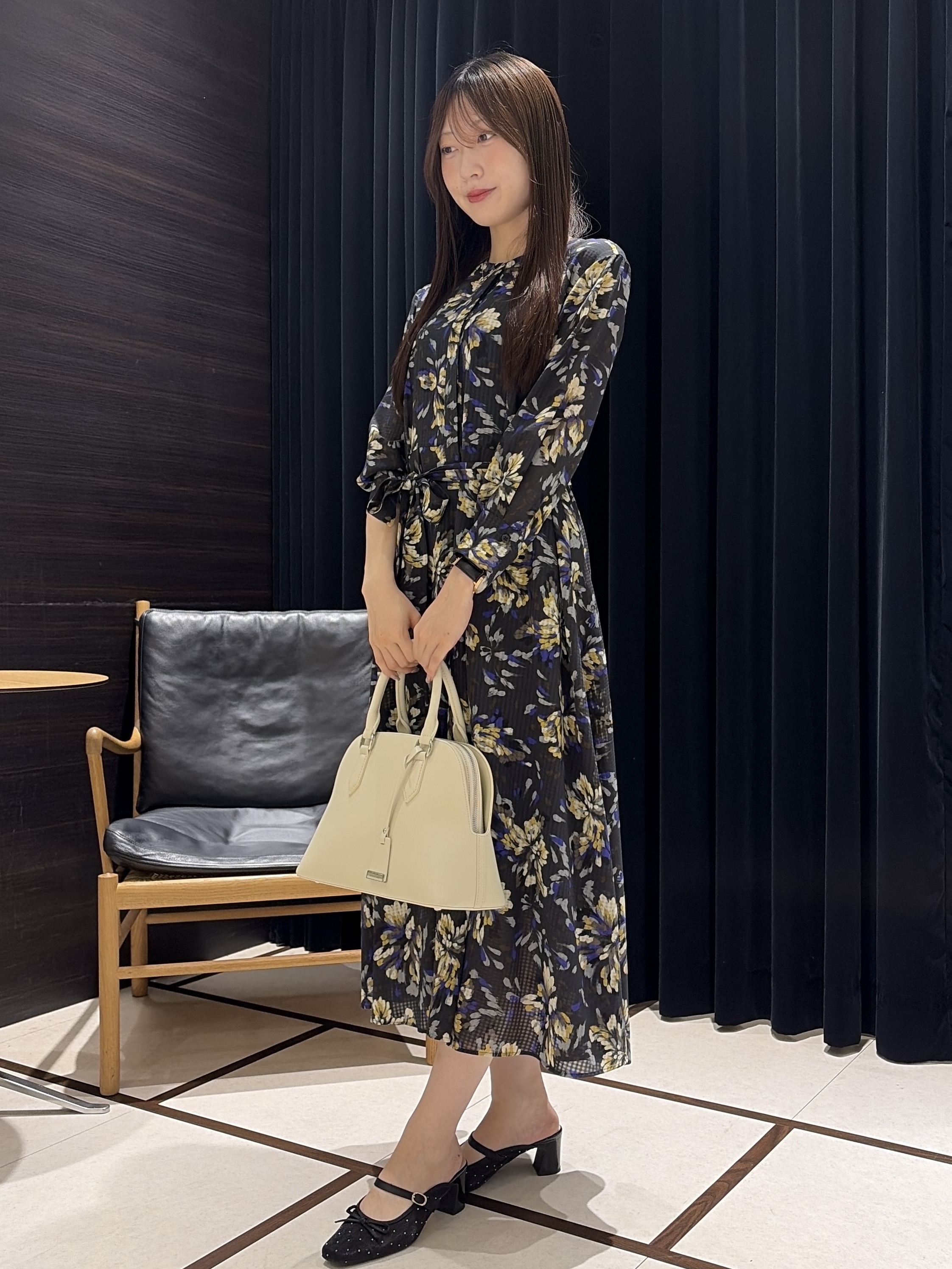 岡田美詩さんの「UNTITLED｜【秋映え/花柄】フラワープリントワンピース」を使ったコーディネート