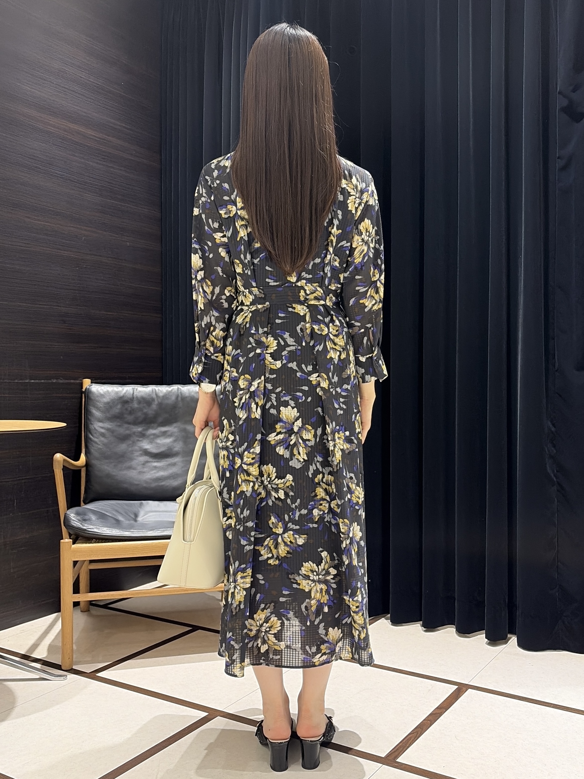 岡田美詩さんの「UNTITLED｜【秋映え/花柄】フラワープリントワンピース」を使ったコーディネート