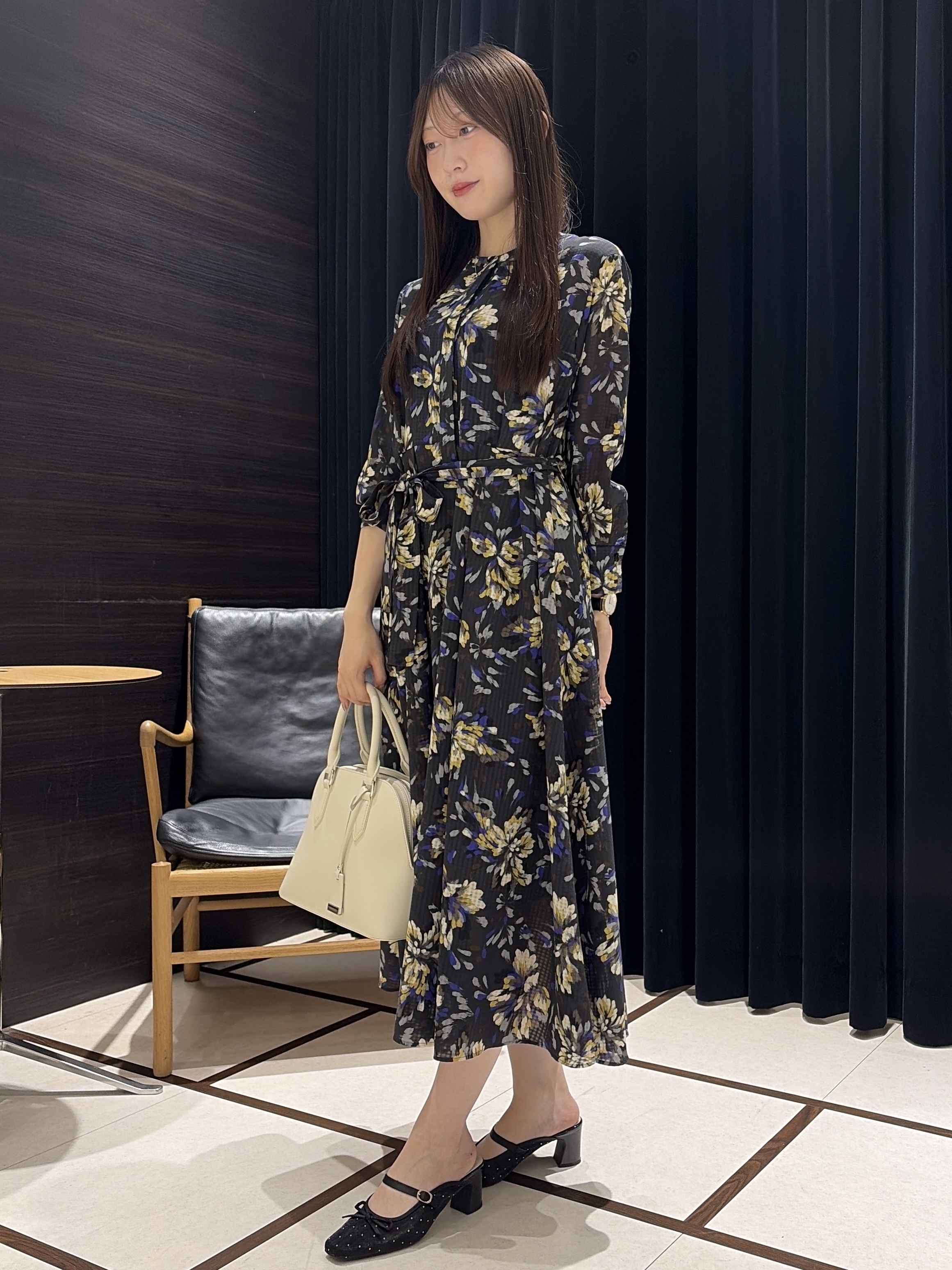 岡田美詩さんの「UNTITLED｜【秋映え/花柄】フラワープリントワンピース」を使ったコーディネート