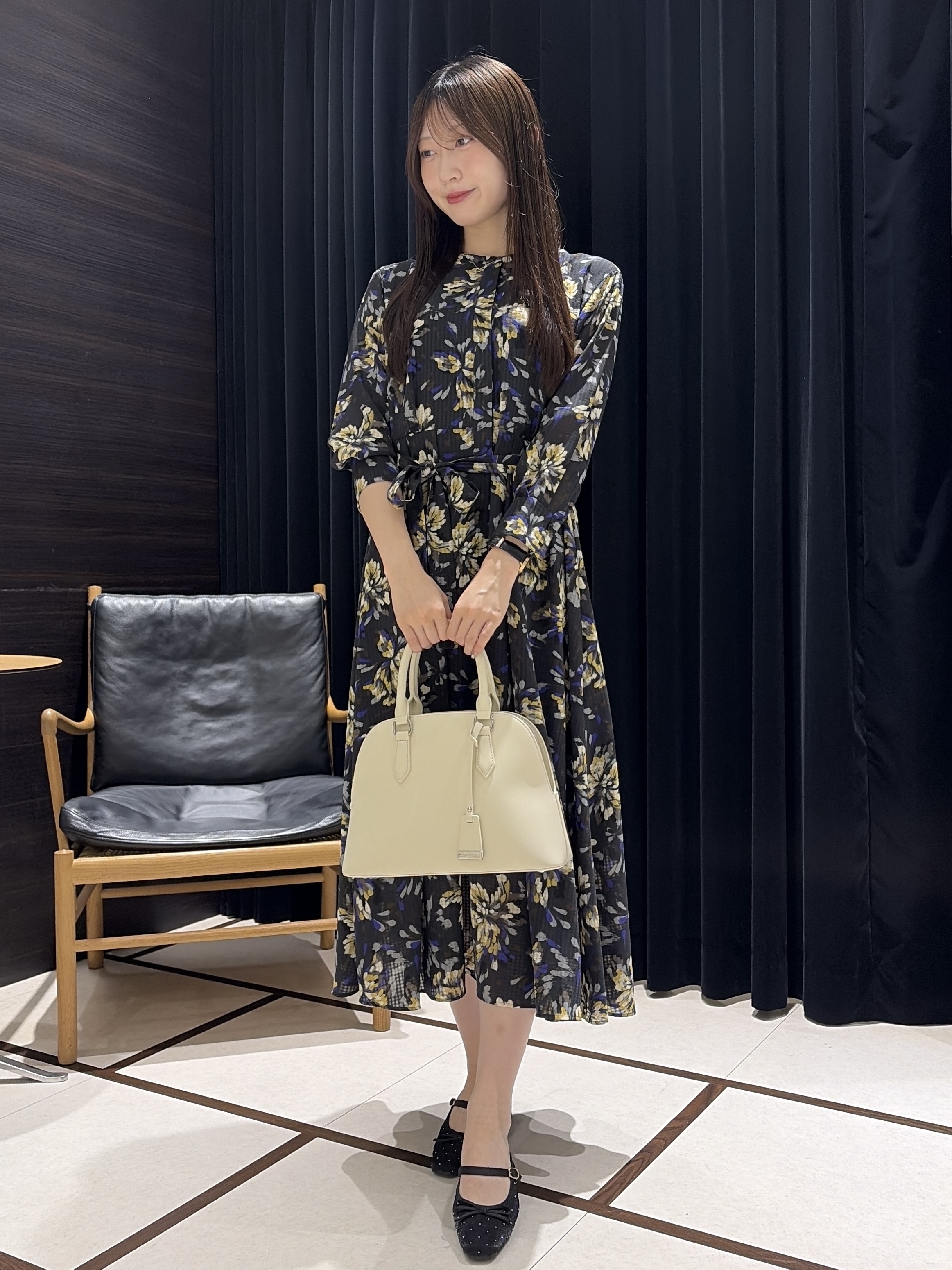 岡田美詩さんの「UNTITLED｜【秋映え/花柄】フラワープリントワンピース」を使ったコーディネート