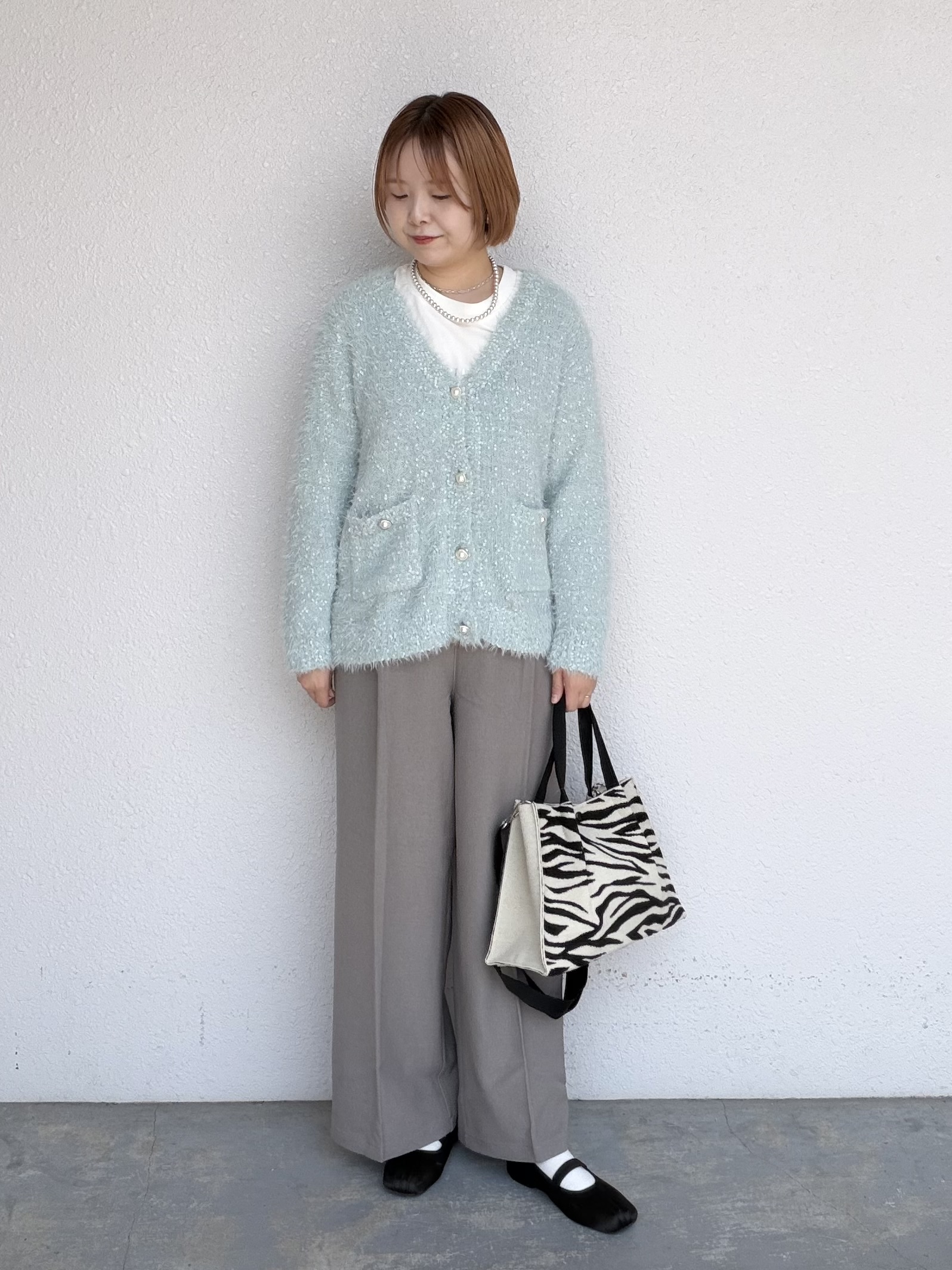 ひらしーさんの「SHOO･LA･RUE｜【洗濯機可】ふわふわフェザーⅤネックカーディガン」を使ったコーディネート