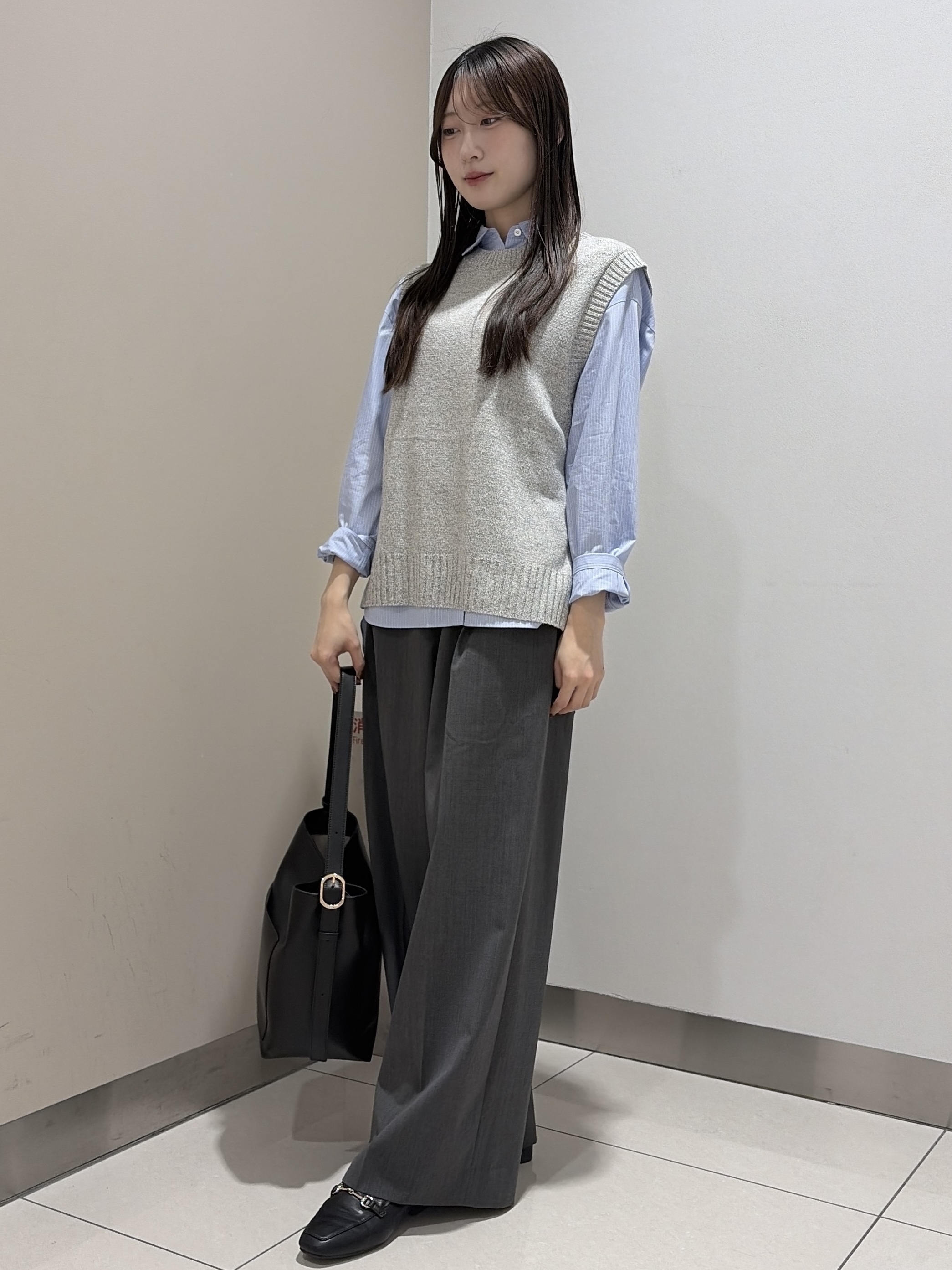 岡田美詩さんの「UNTITLED｜【6色展開/コットン100】カラーベーシックシャツ」を使ったコーディネート