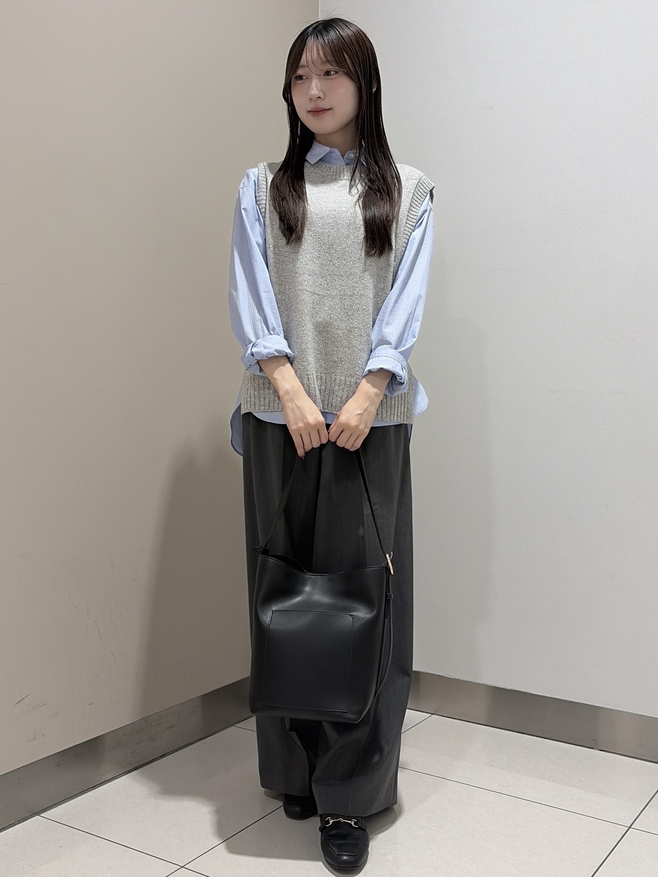 岡田美詩さんの「UNTITLED｜【6色展開/コットン100】カラーベーシックシャツ」を使ったコーディネート