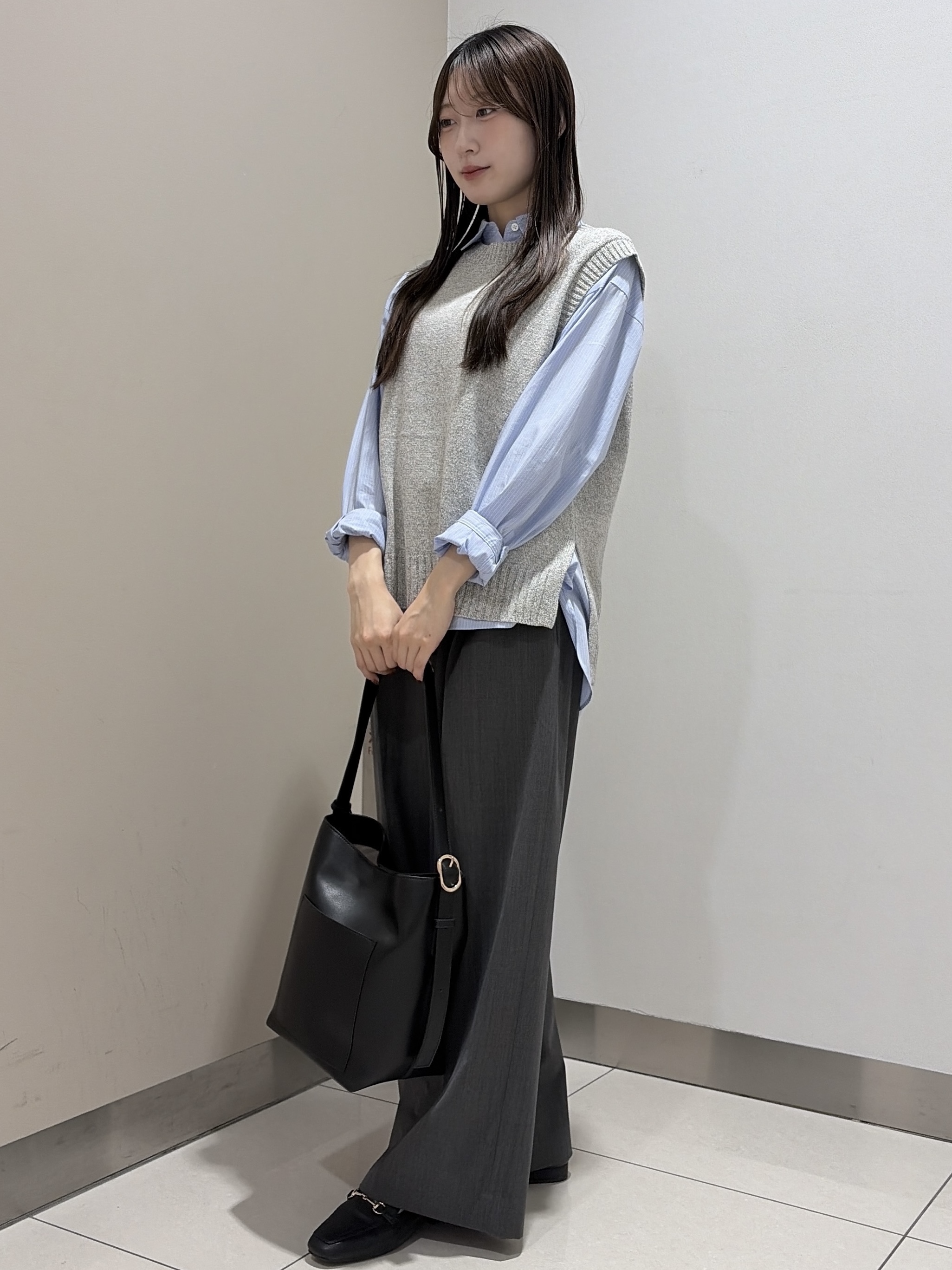 岡田美詩さんの「UNTITLED｜【6色展開/コットン100】カラーベーシックシャツ」を使ったコーディネート
