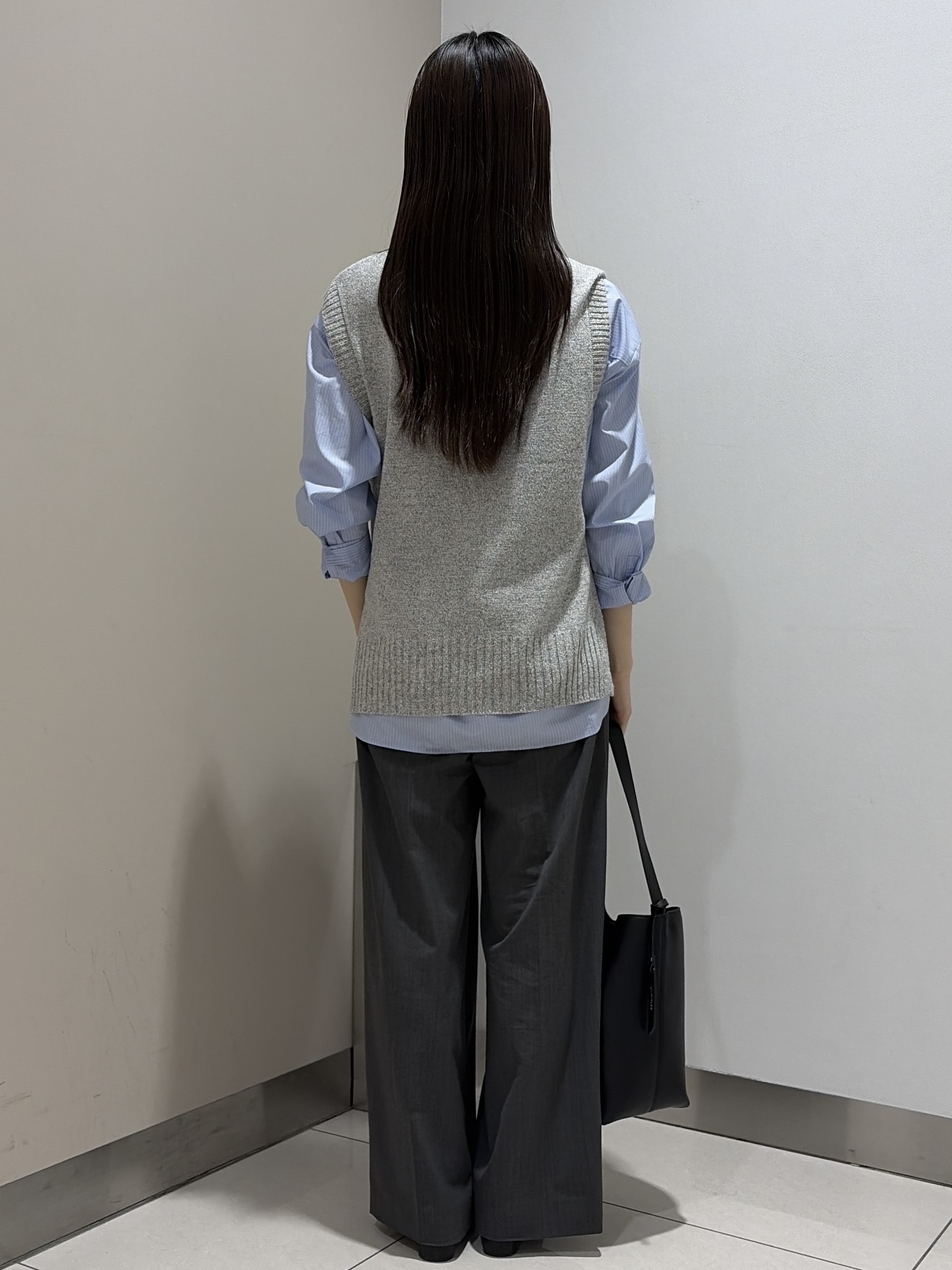 岡田美詩さんの「UNTITLED｜【6色展開/コットン100】カラーベーシックシャツ」を使ったコーディネート