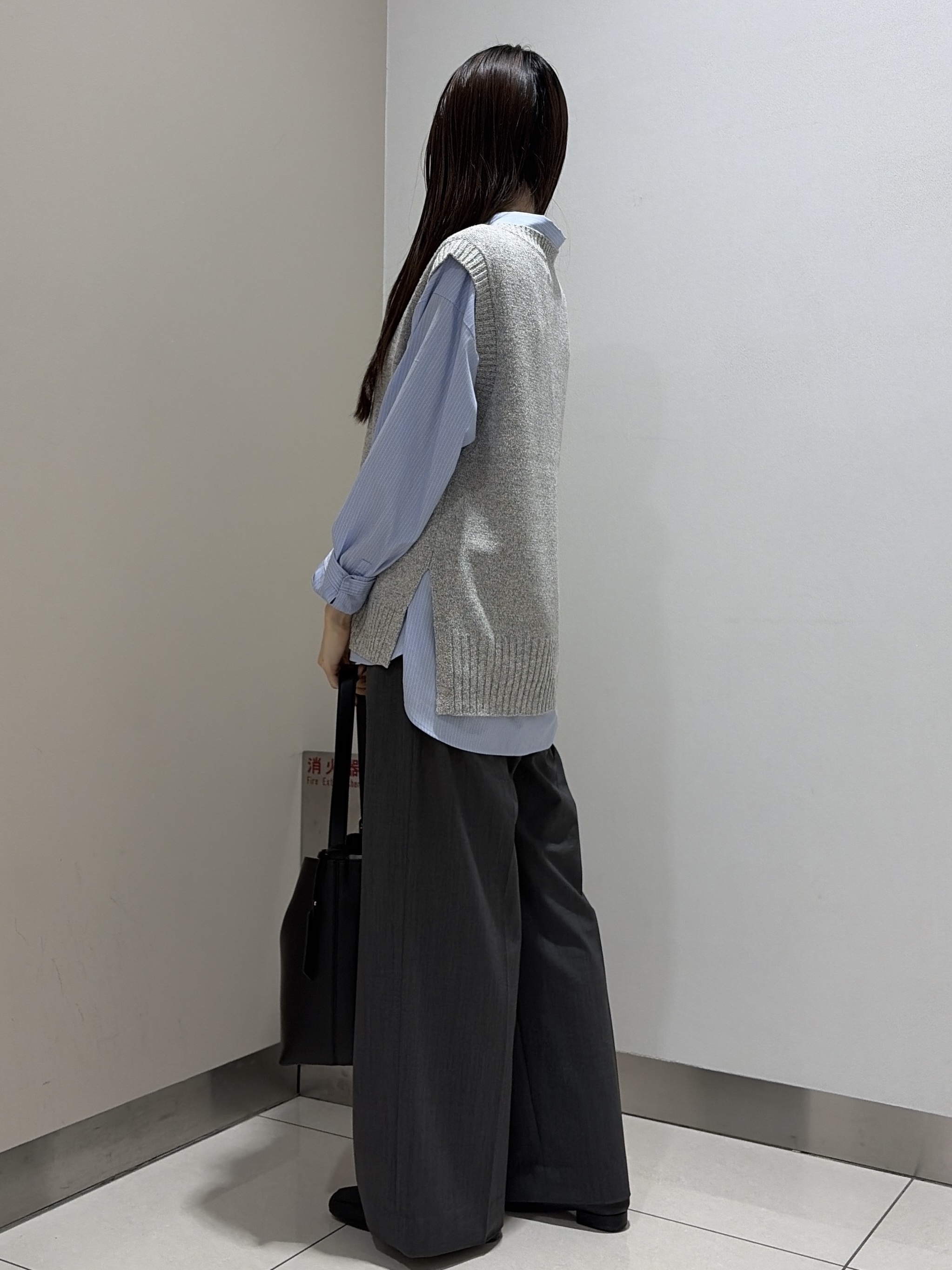 岡田美詩さんの「UNTITLED｜【6色展開/コットン100】カラーベーシックシャツ」を使ったコーディネート