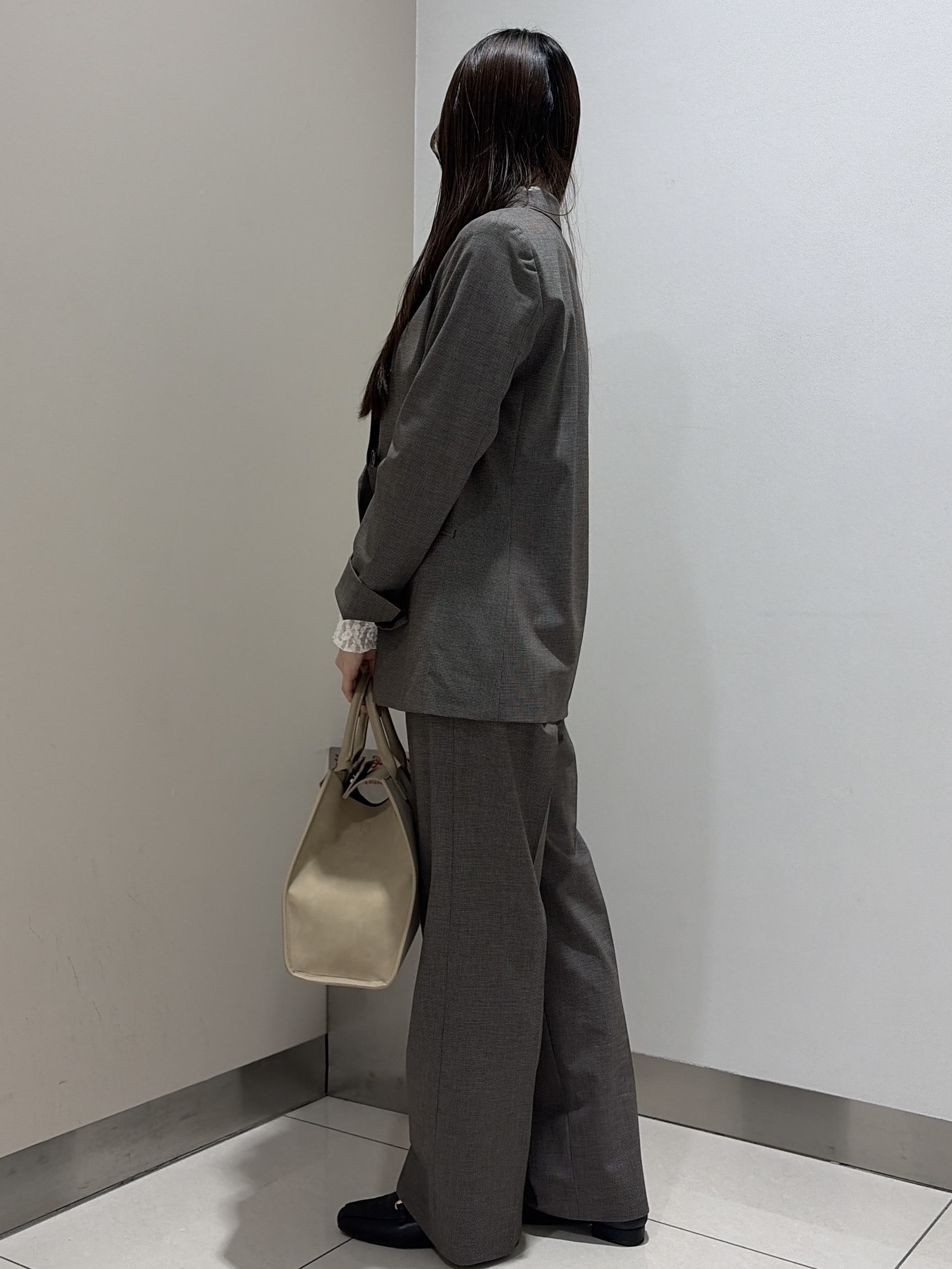 岡田美詩さんの「UNTITLED｜【セットアップ可/秋羽織り/お仕事スーツ】ウールブレンドダブルジャケット」を使ったコーディネート