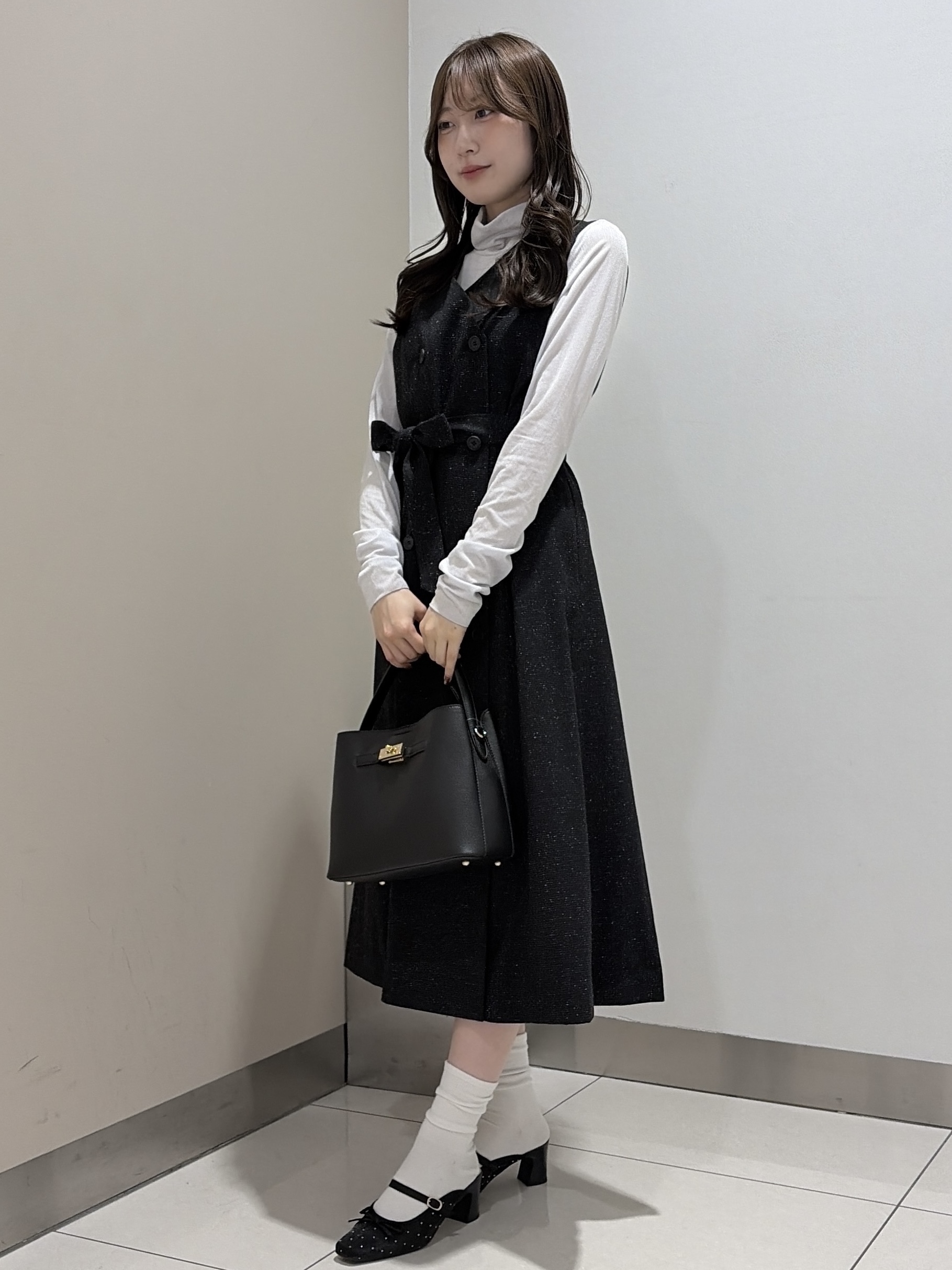 岡田美詩さんの「UNTITLED｜【重ね着レイヤード】シアーベロアハイネックトップス」を使ったコーディネート
