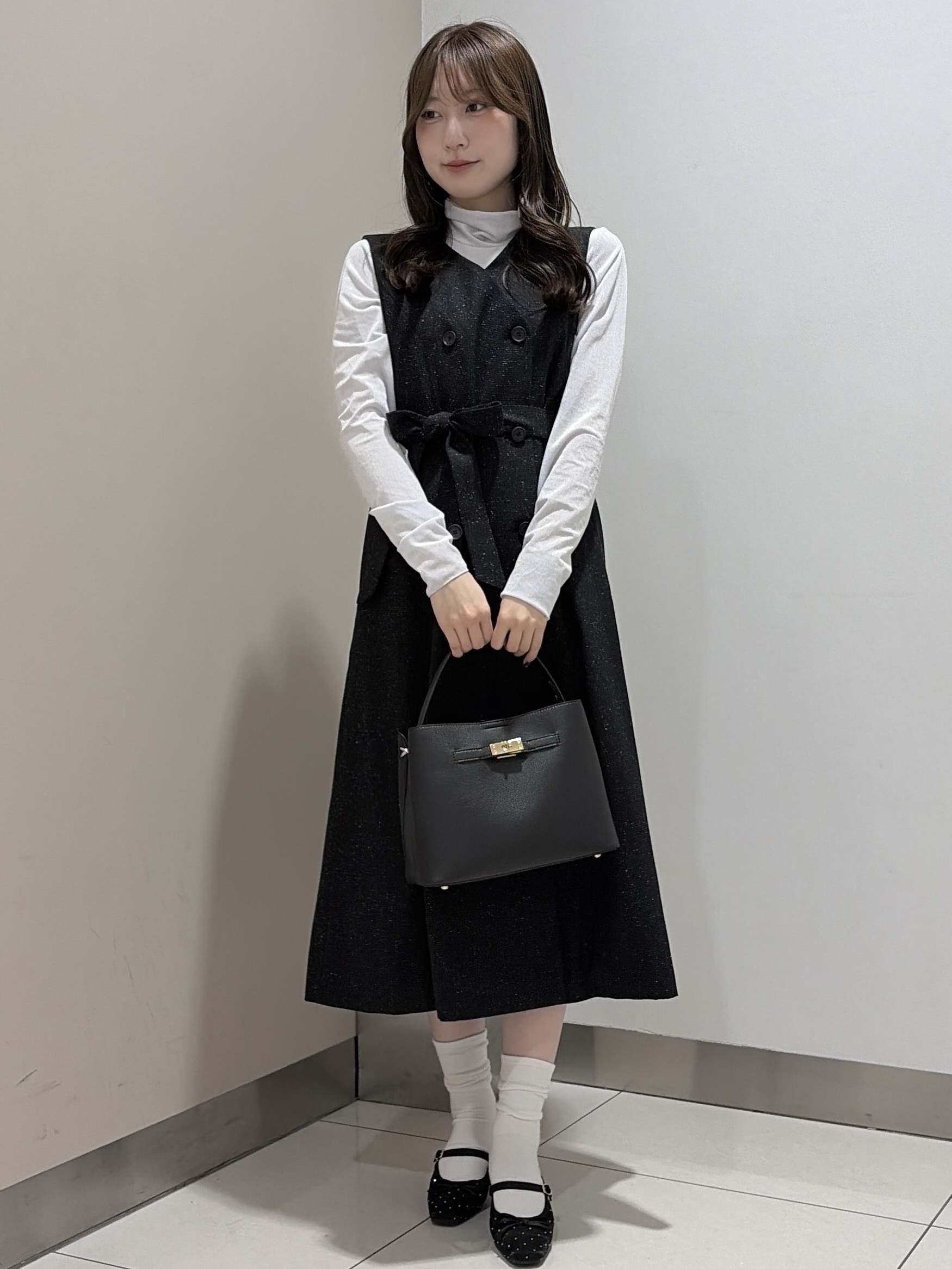 岡田美詩さんの「UNTITLED｜【重ね着レイヤード】シアーベロアハイネックトップス」を使ったコーディネート