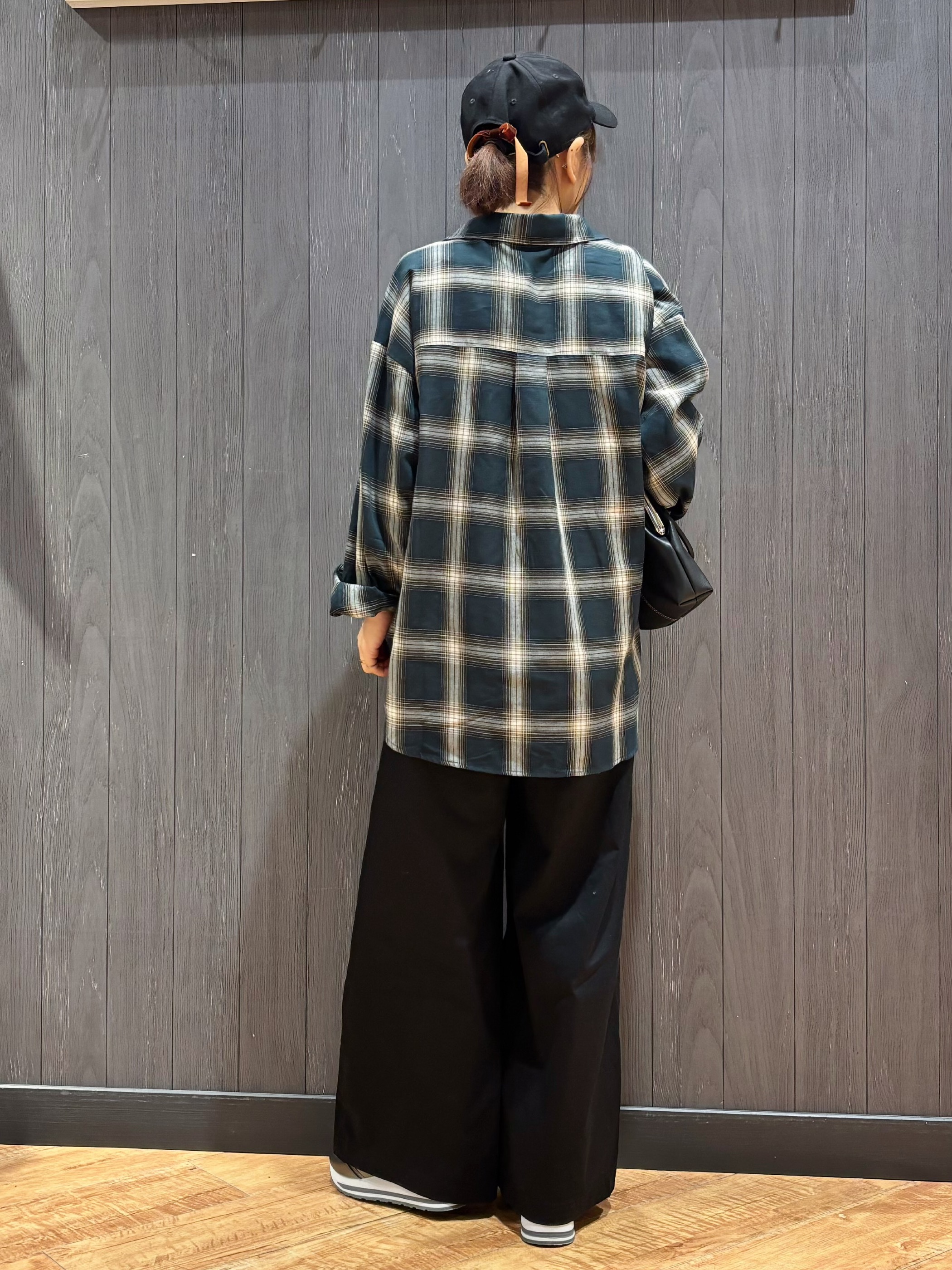 meiさんの「SHOO･LA･RUE｜【洗濯後しわになりにくい/S-LL】気分で選ぶ 大人のデイリー使いに ベーシックシャツ」を使ったコーディネート