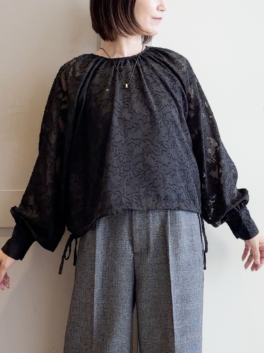 yamakoさんの「grove｜上品に華やぐ シアージャカードブラウス」を使ったコーディネート
