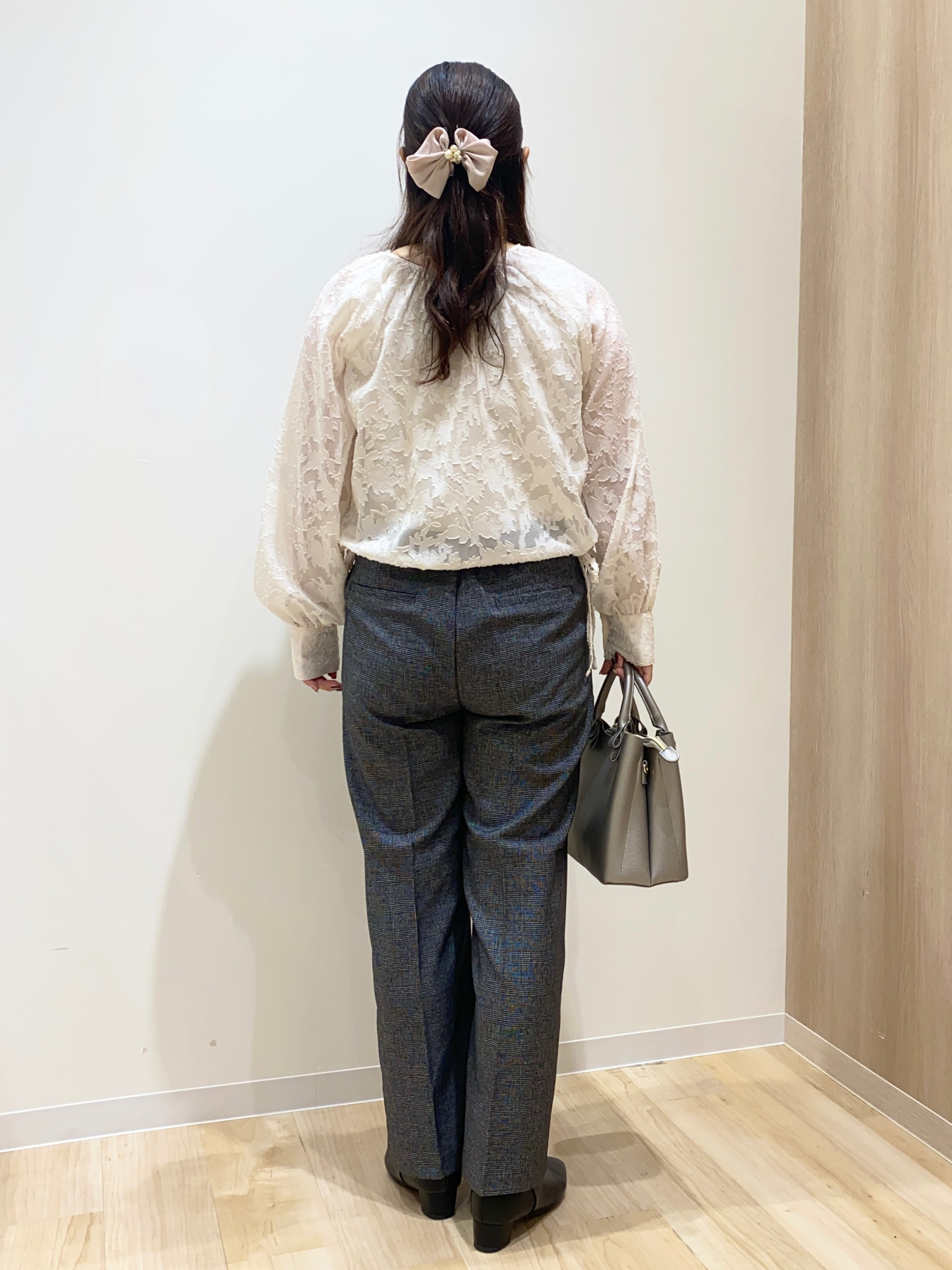 HANAさんの「grove｜上品に華やぐ シアージャカードブラウス」を使ったコーディネート