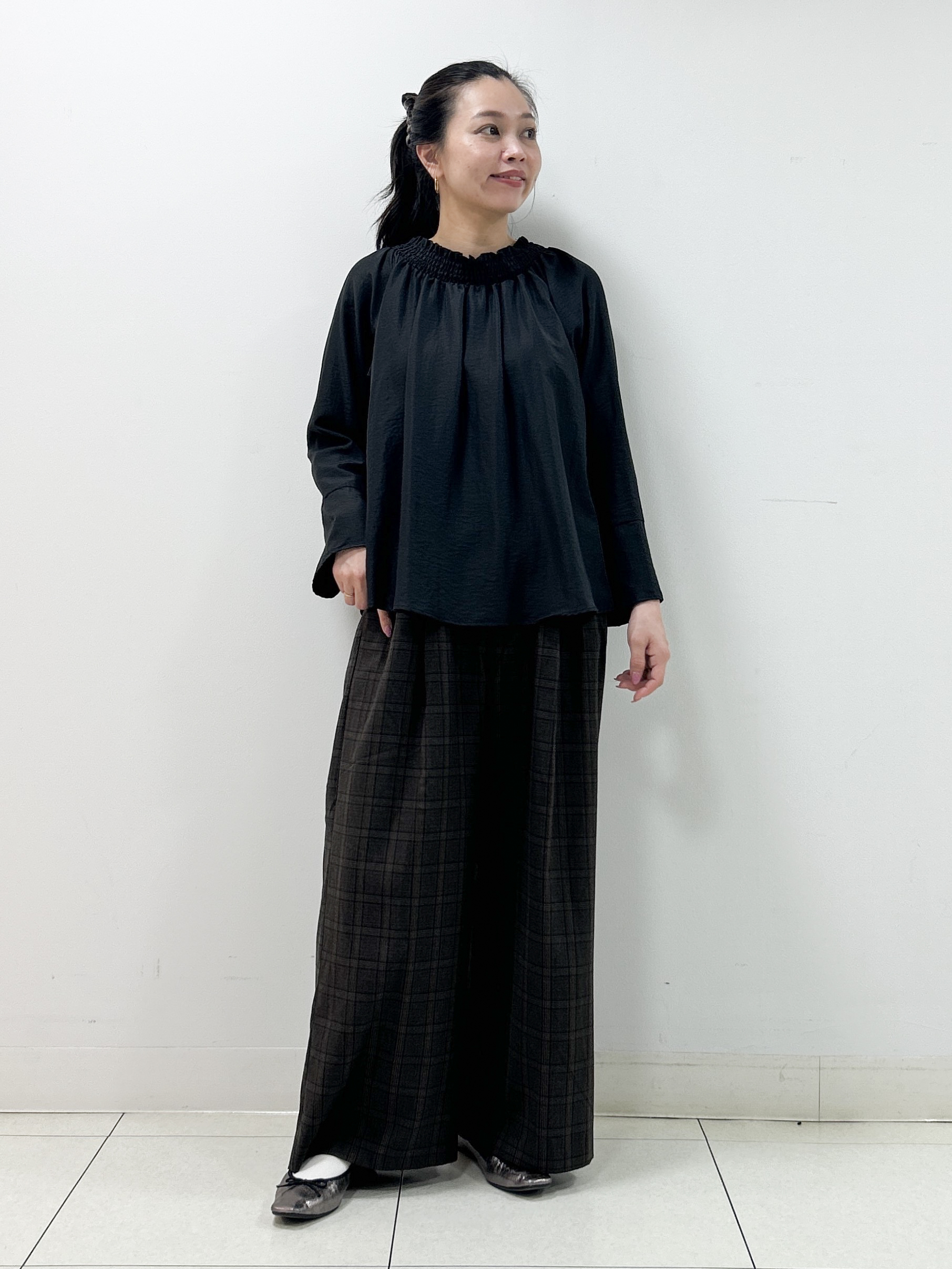 Kaiさんの「Dessin｜【洗える/体型カバー】シャーリングブラウス」を使ったコーディネート