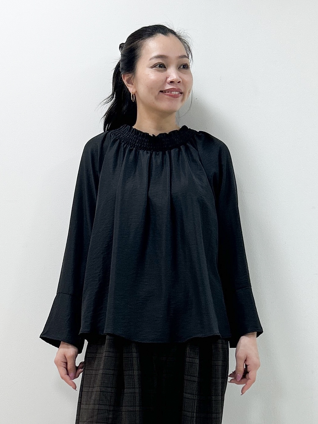 Kaiさんの「Dessin｜【洗える/体型カバー】シャーリングブラウス」を使ったコーディネート