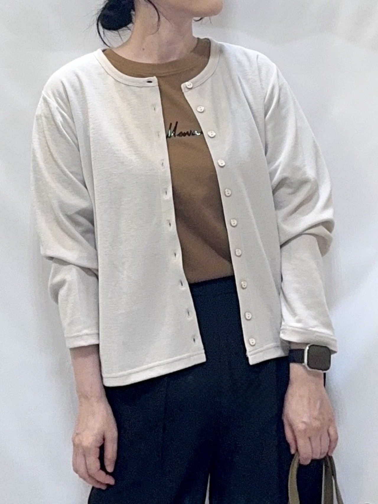 𝐇𝐢𝐫𝐨𝐦𝐢さんの「SHOO･LA･RUE｜【UV/S-LL/洗濯機可】多ボタンがポイント クルーネックカーディガン」を使ったコーディネート
