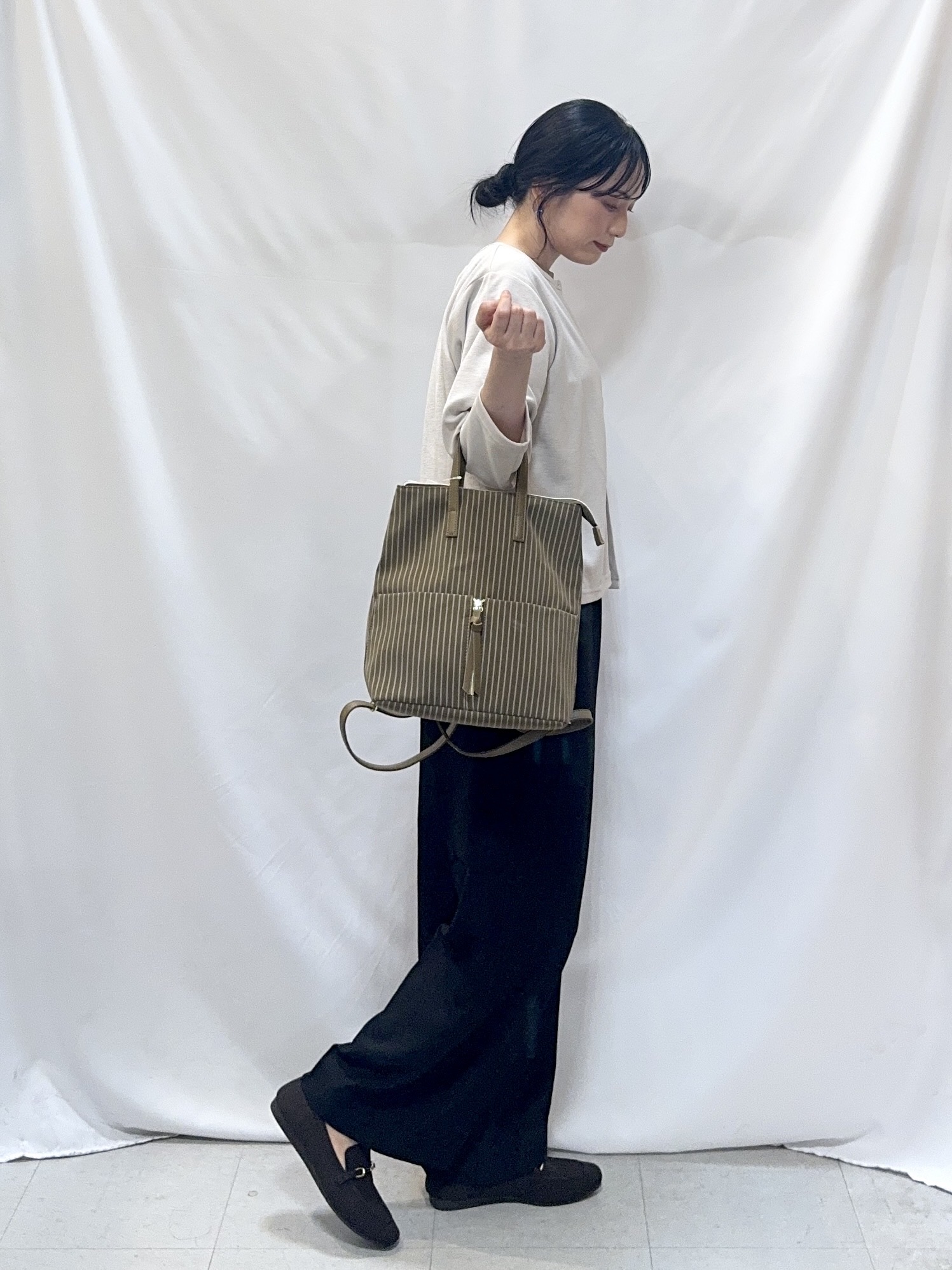 𝐇𝐢𝐫𝐨𝐦𝐢さんの「SHOO･LA･RUE｜【UV/S-LL/洗濯機可】多ボタンがポイント クルーネックカーディガン」を使ったコーディネート