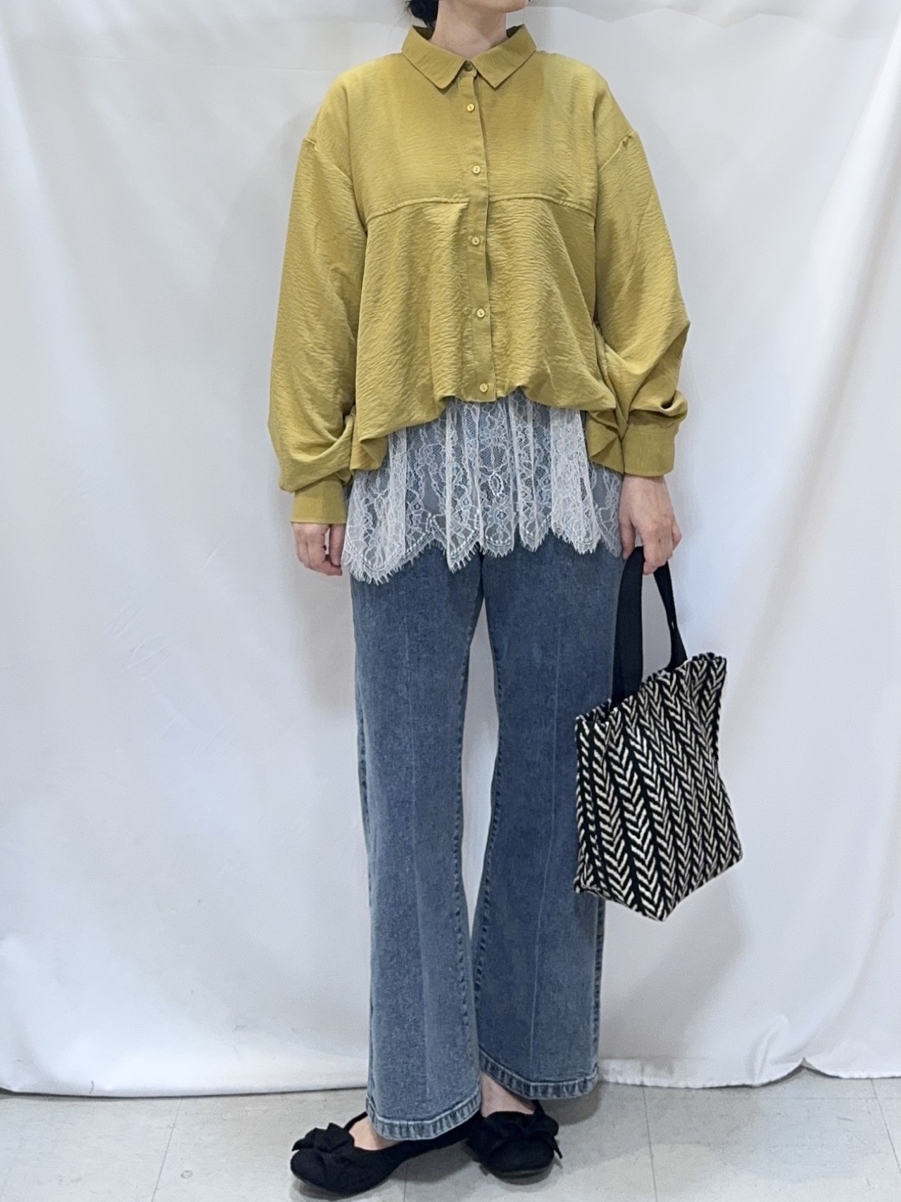 𝐇𝐢𝐫𝐨𝐦𝐢さんの「SHOO･LA･RUE｜【S-LL/洗濯機可】インせず即こなれる 裾バルーンシャツ」を使ったコーディネート