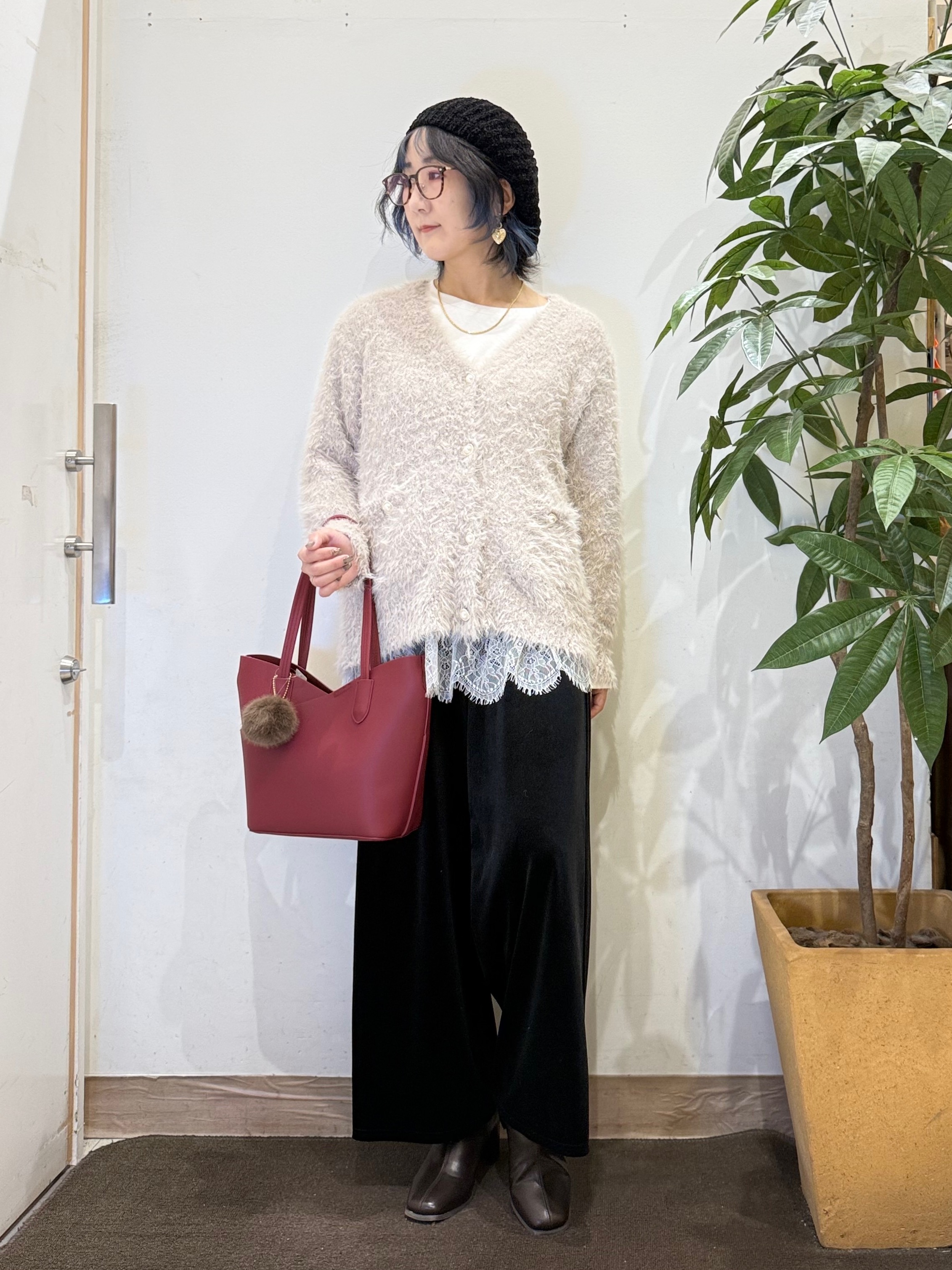 misakiさんの「SHOO･LA･RUE｜【洗濯機可】ふわふわフェザーⅤネックカーディガン」を使ったコーディネート