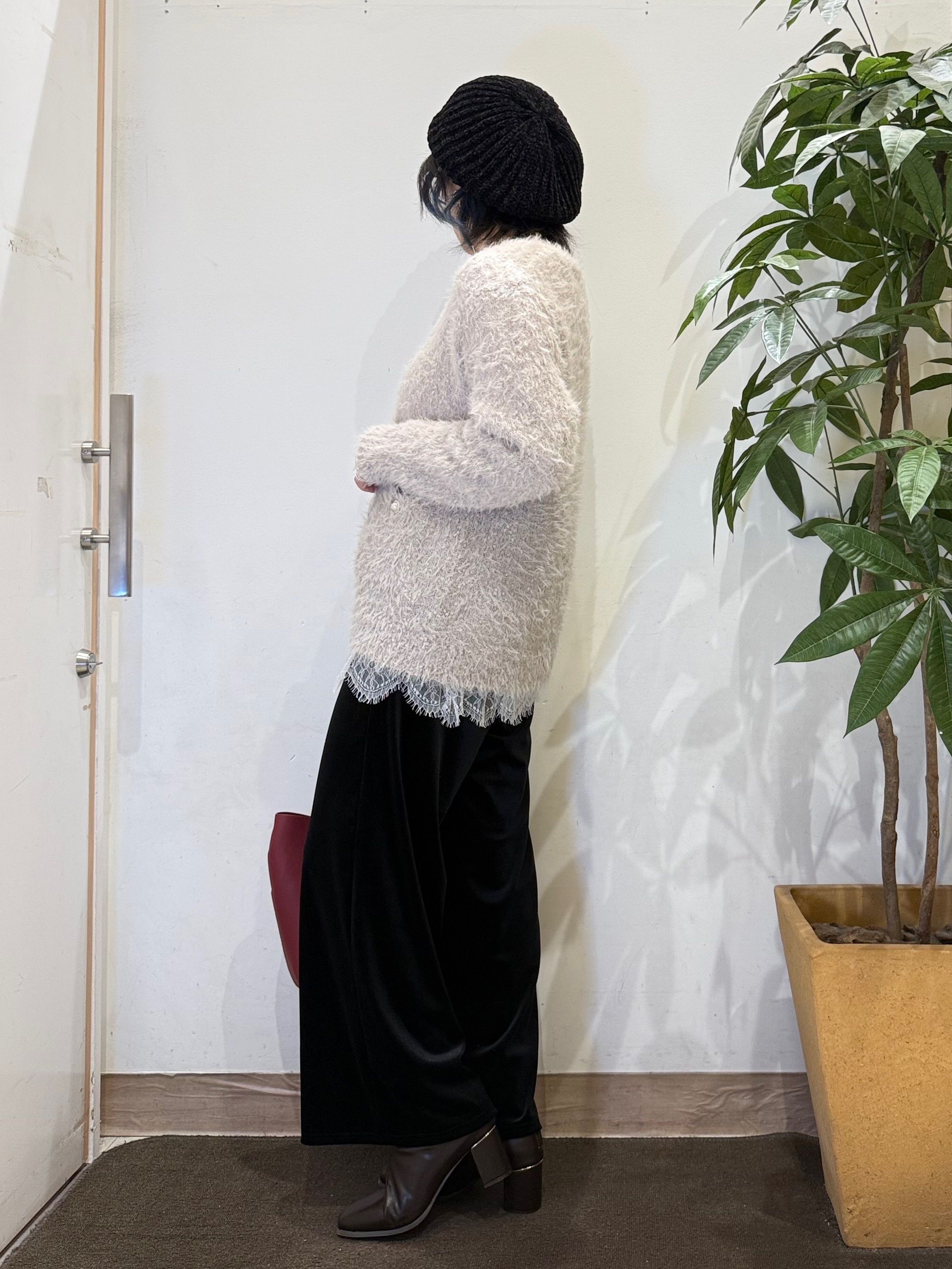 misakiさんの「SHOO･LA･RUE｜【洗濯機可】ふわふわフェザーⅤネックカーディガン」を使ったコーディネート