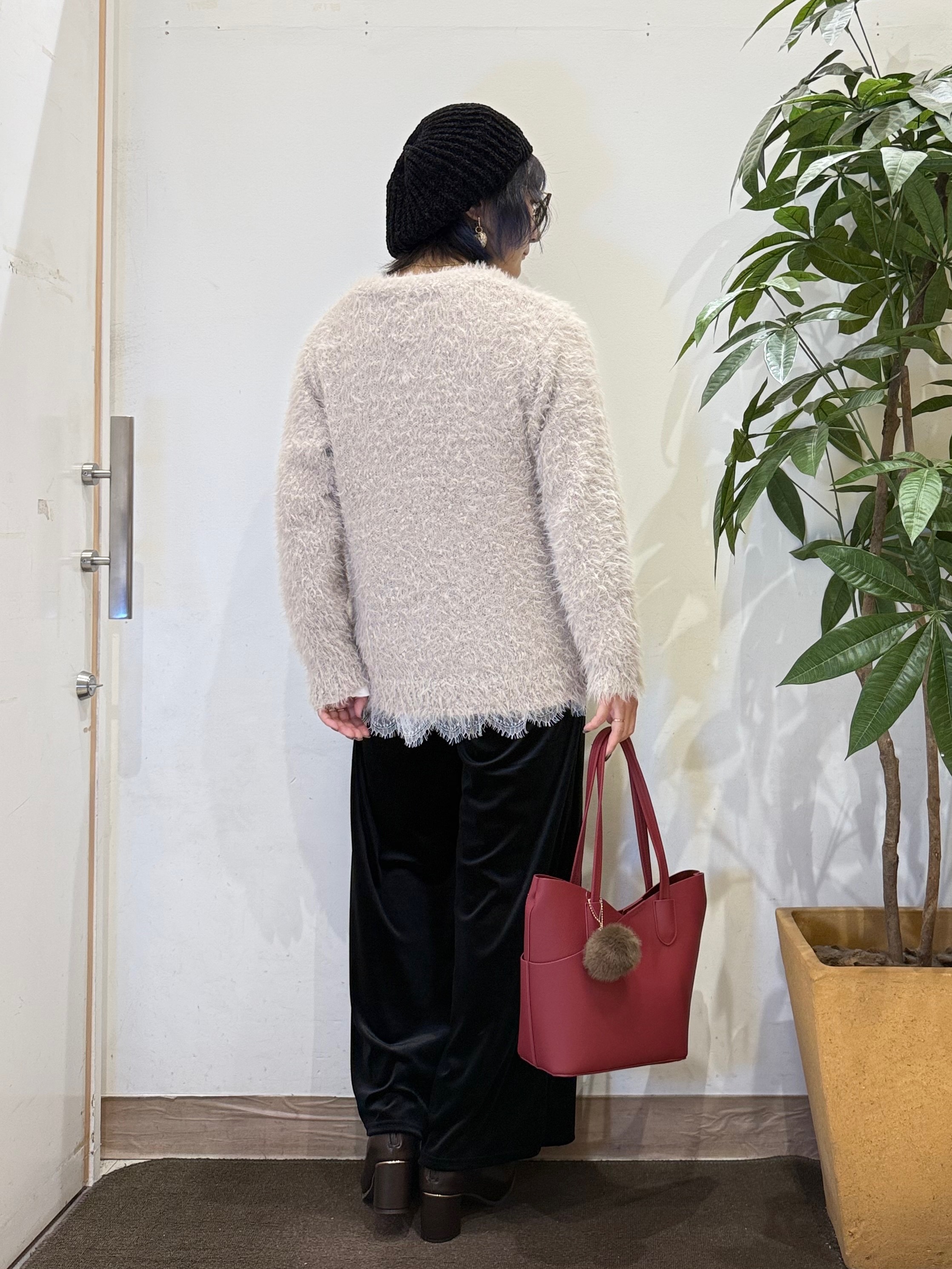 misakiさんの「SHOO･LA･RUE｜【洗濯機可】ふわふわフェザーⅤネックカーディガン」を使ったコーディネート